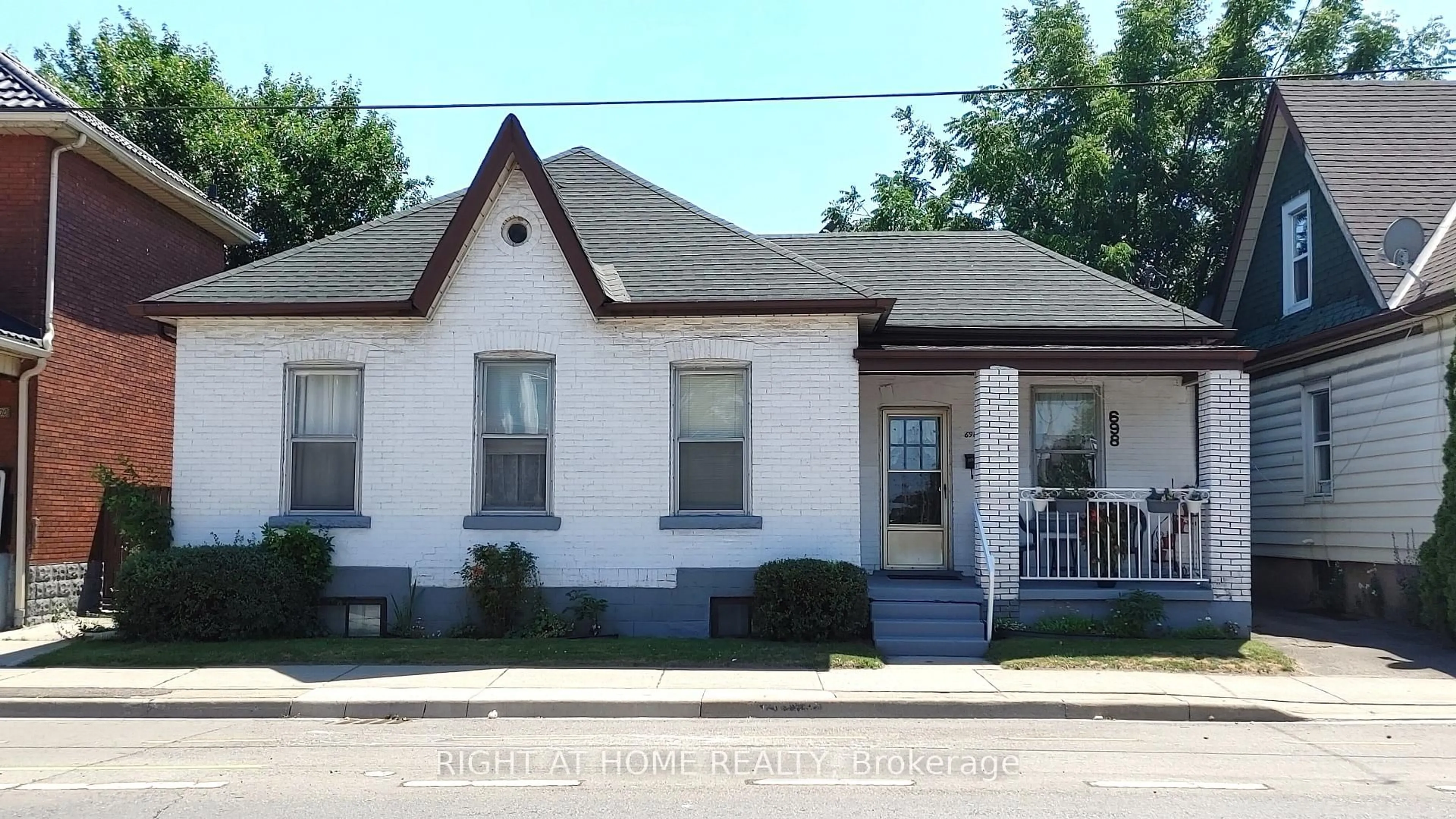 Home with brick exterior material, street for 698 Cannon St, Hamilton Ontario L8L 2G7