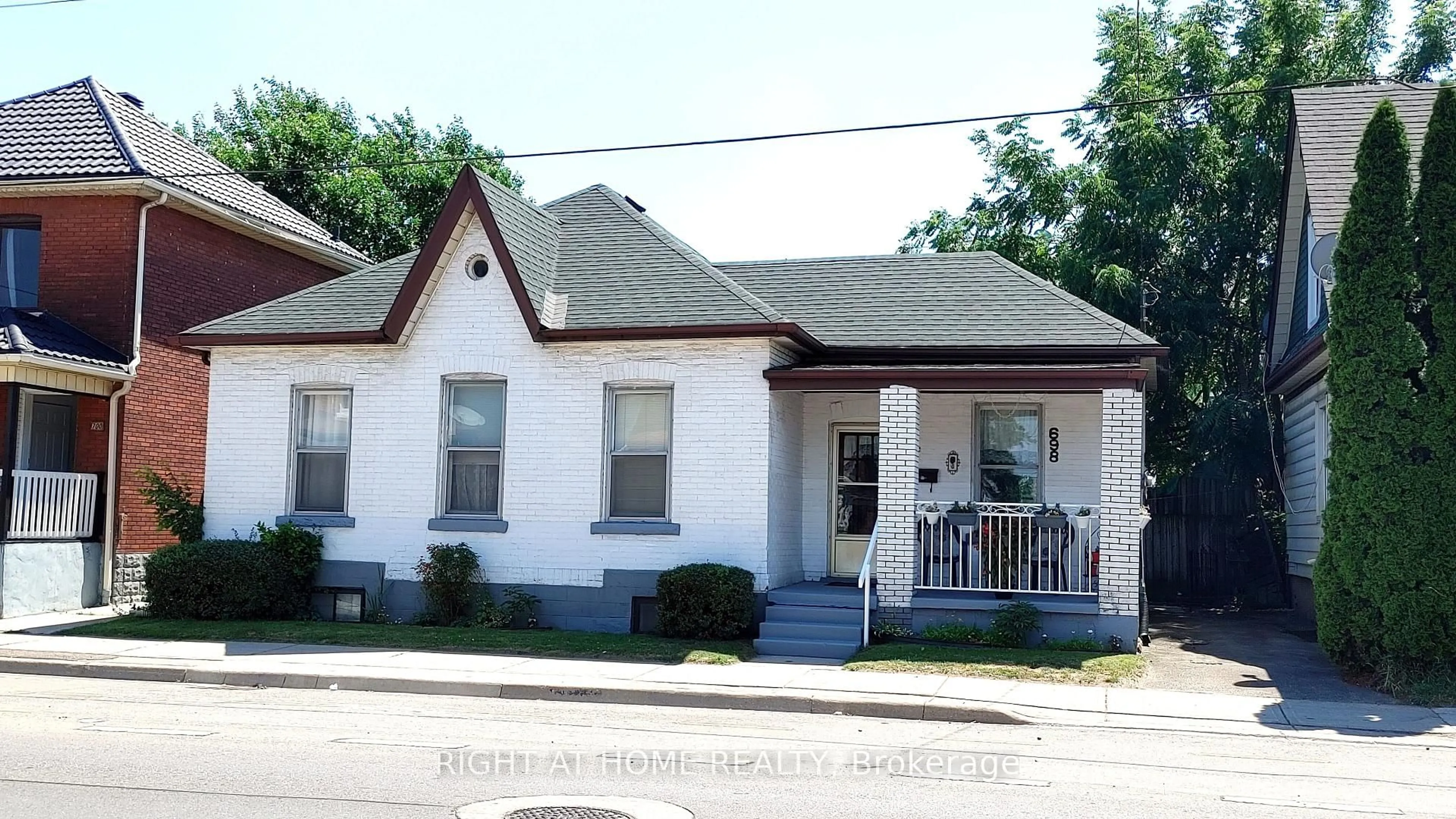 Home with brick exterior material, street for 698 Cannon St, Hamilton Ontario L8L 2G7