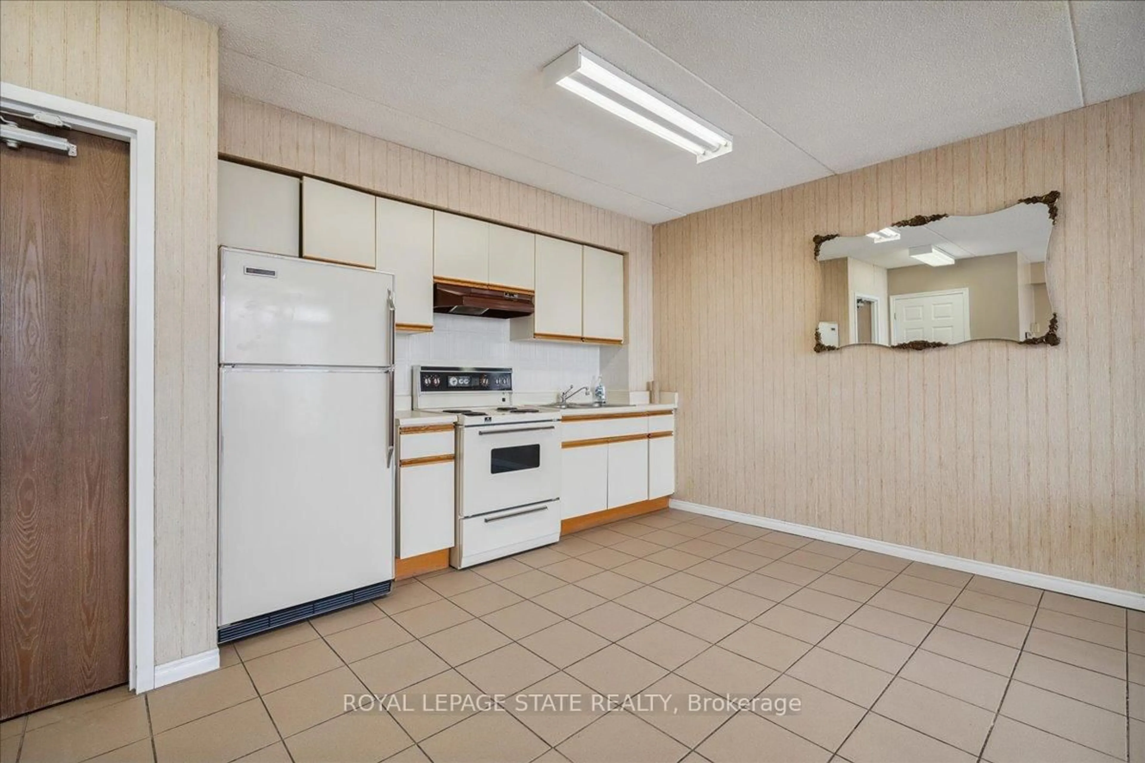 Standard kitchen, ceramic/tile floor for 99 Donn Ave #602, Hamilton Ontario L8G 5B2