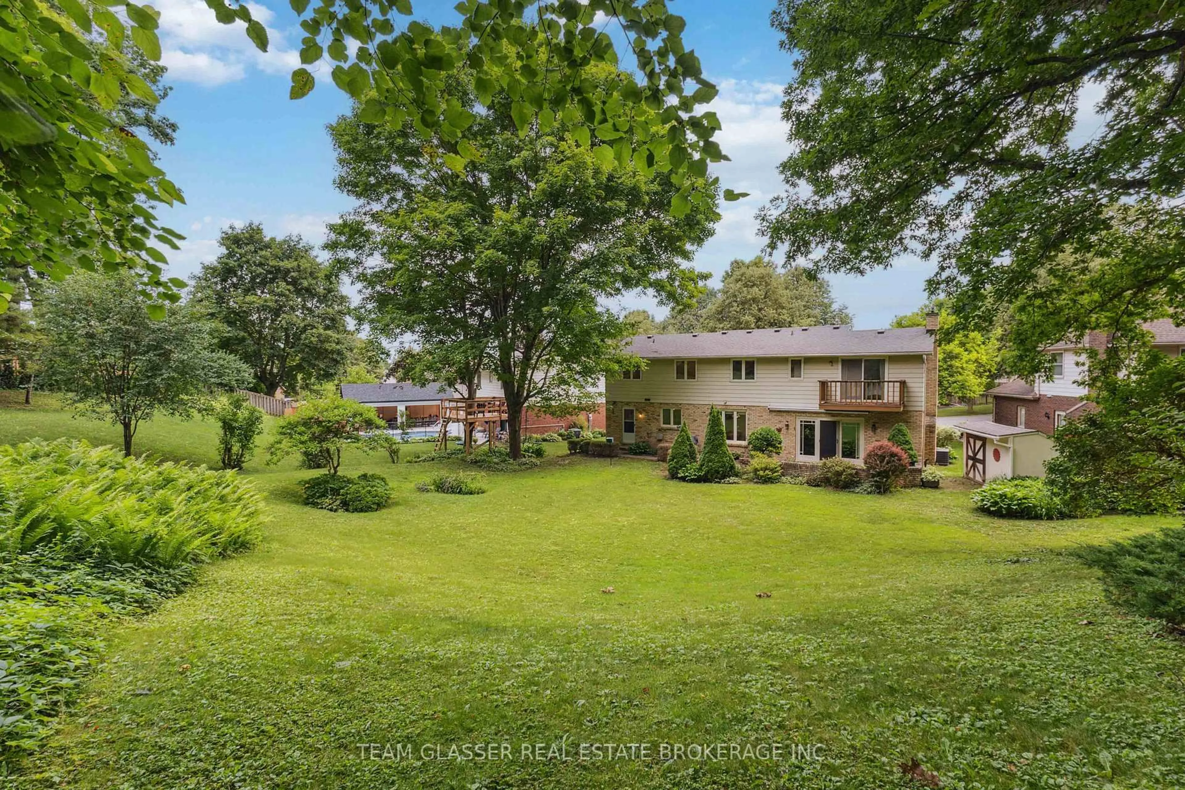 A pic from outside/outdoor area/front of a property/back of a property/a pic from drone, unknown for 7 Robinwood Cres, London South Ontario N6K 3B2