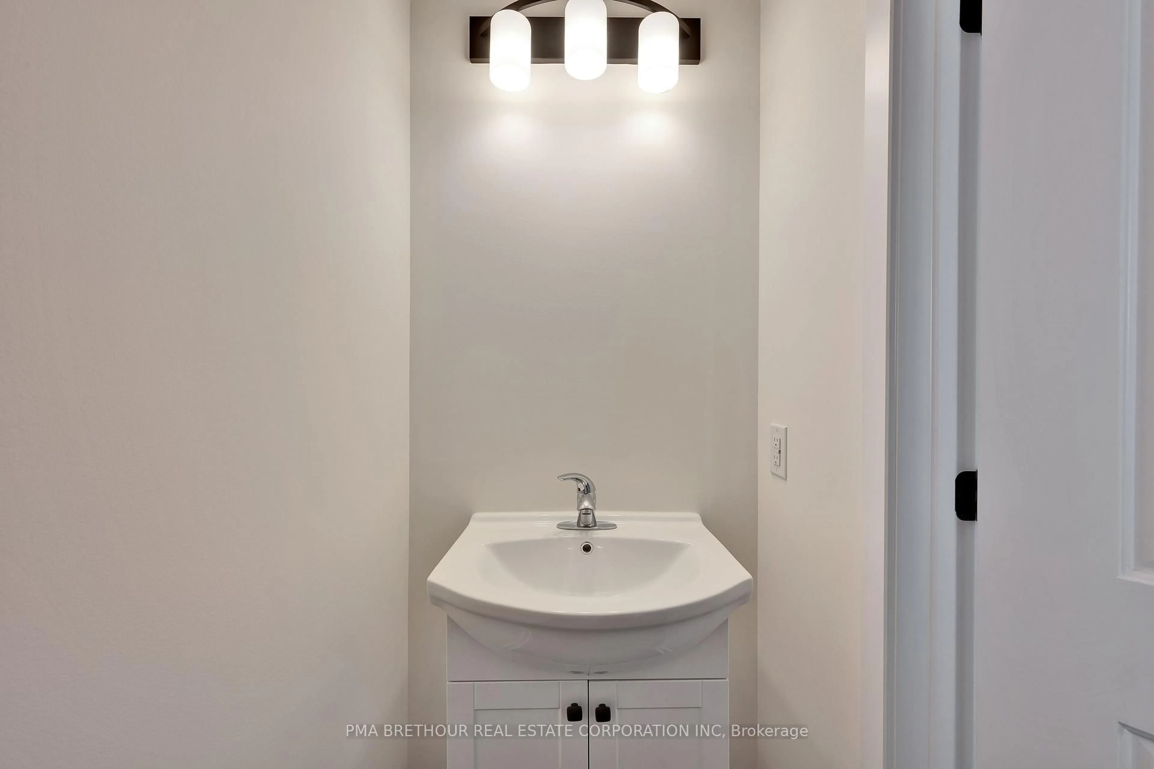 Standard bathroom, ceramic/tile floor for 34 Margaret Graham Terr, Smiths Falls Ontario K7A 0B9