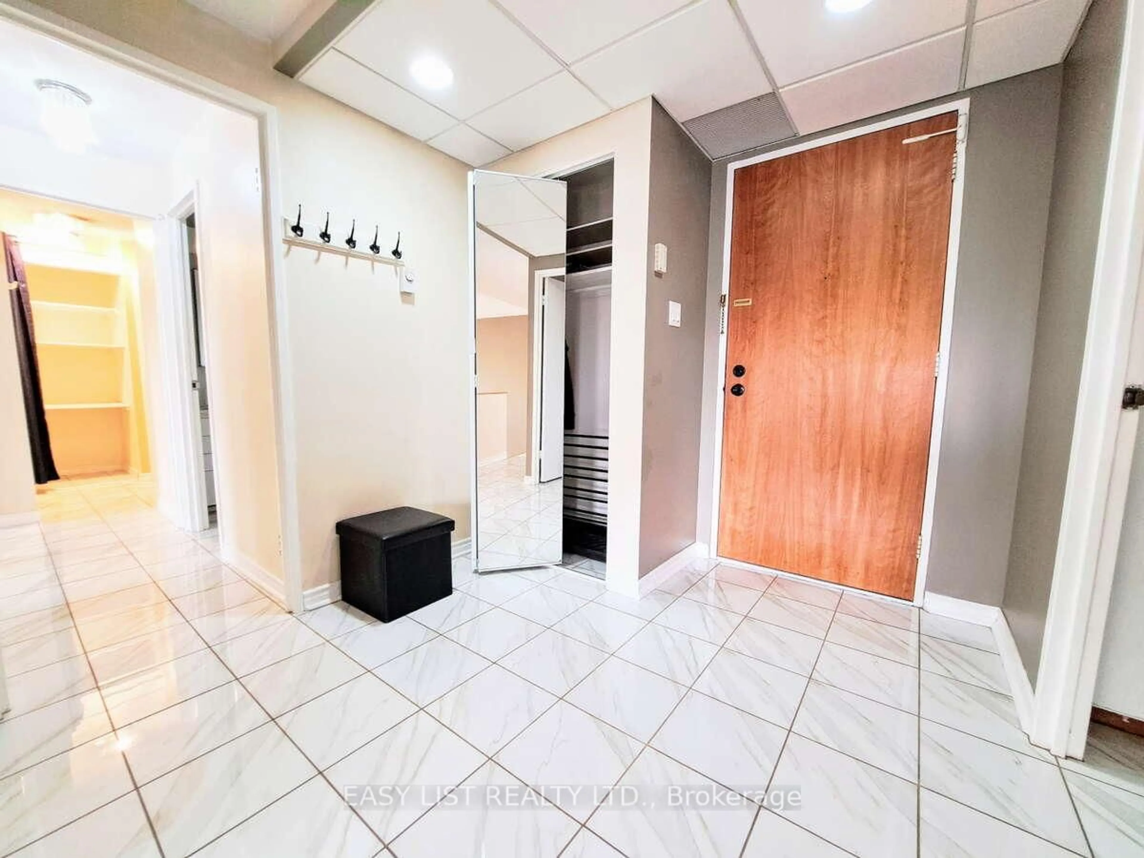 Indoor entryway for 373 Laurier Ave #401, Ottawa Ontario K1N 8X6