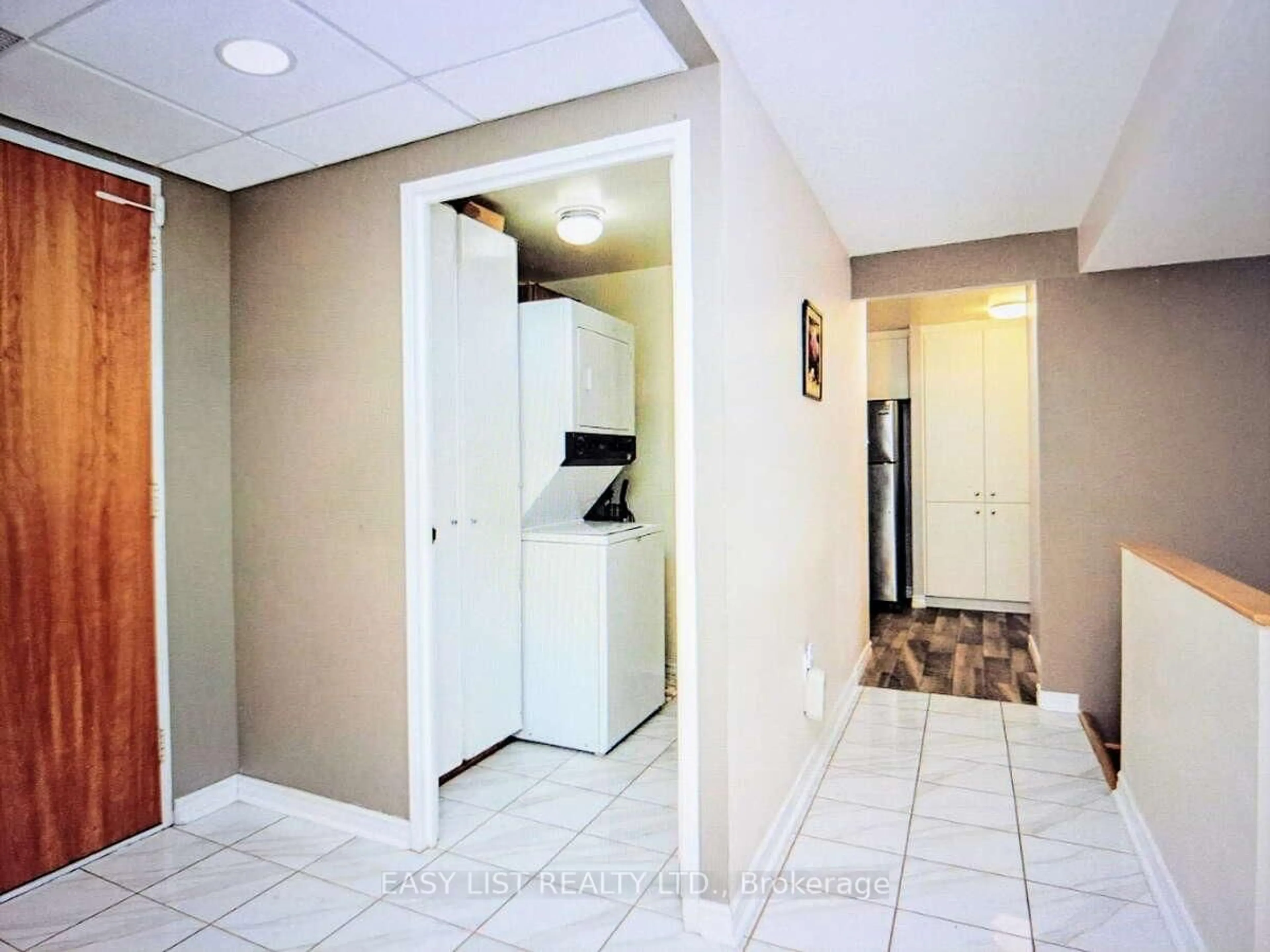 Indoor entryway for 373 Laurier Ave #401, Ottawa Ontario K1N 8X6