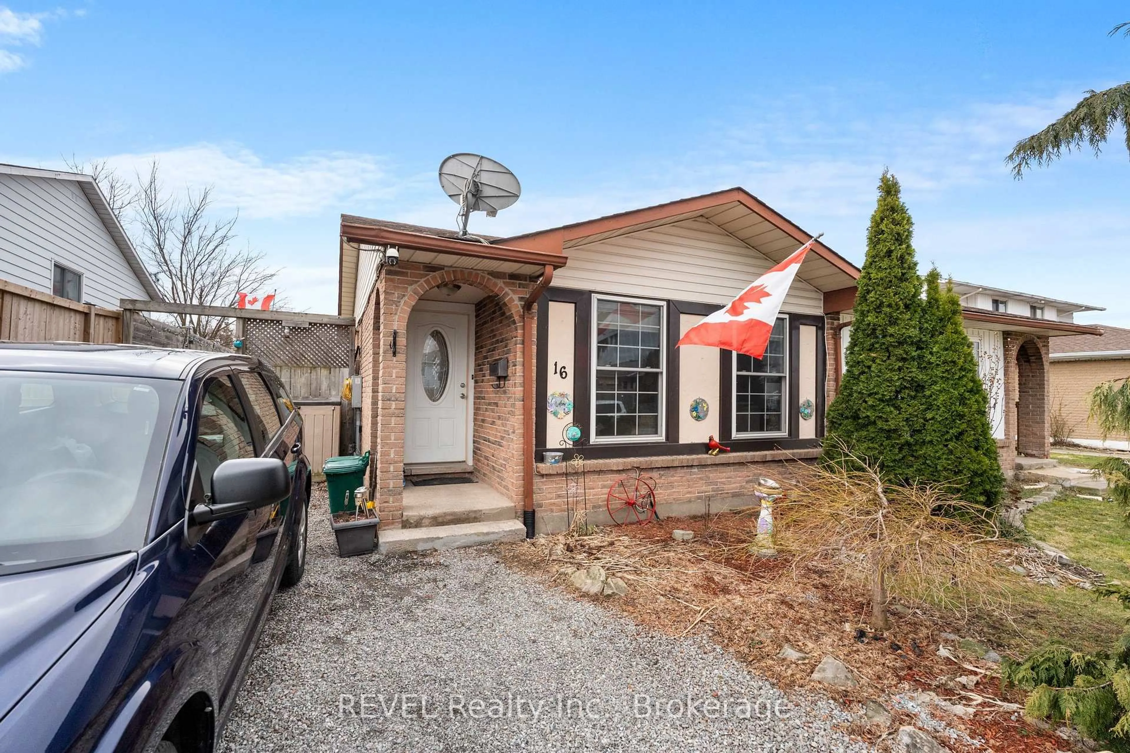 Home with brick exterior material, street for 16 Dodds Crt, Fort Erie Ontario L2A 5Z2