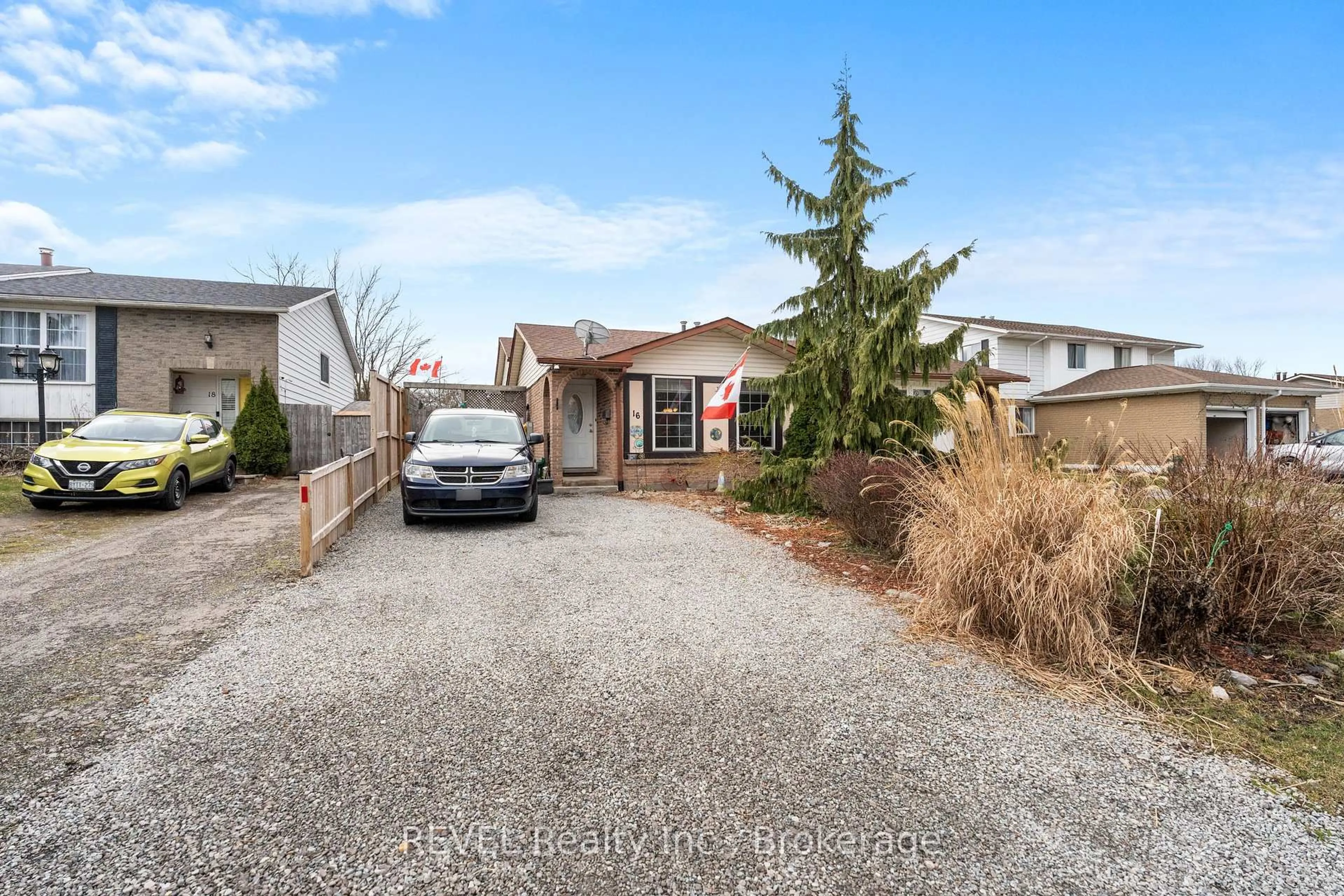 A pic from outside/outdoor area/front of a property/back of a property/a pic from drone, street for 16 Dodds Crt, Fort Erie Ontario L2A 5Z2