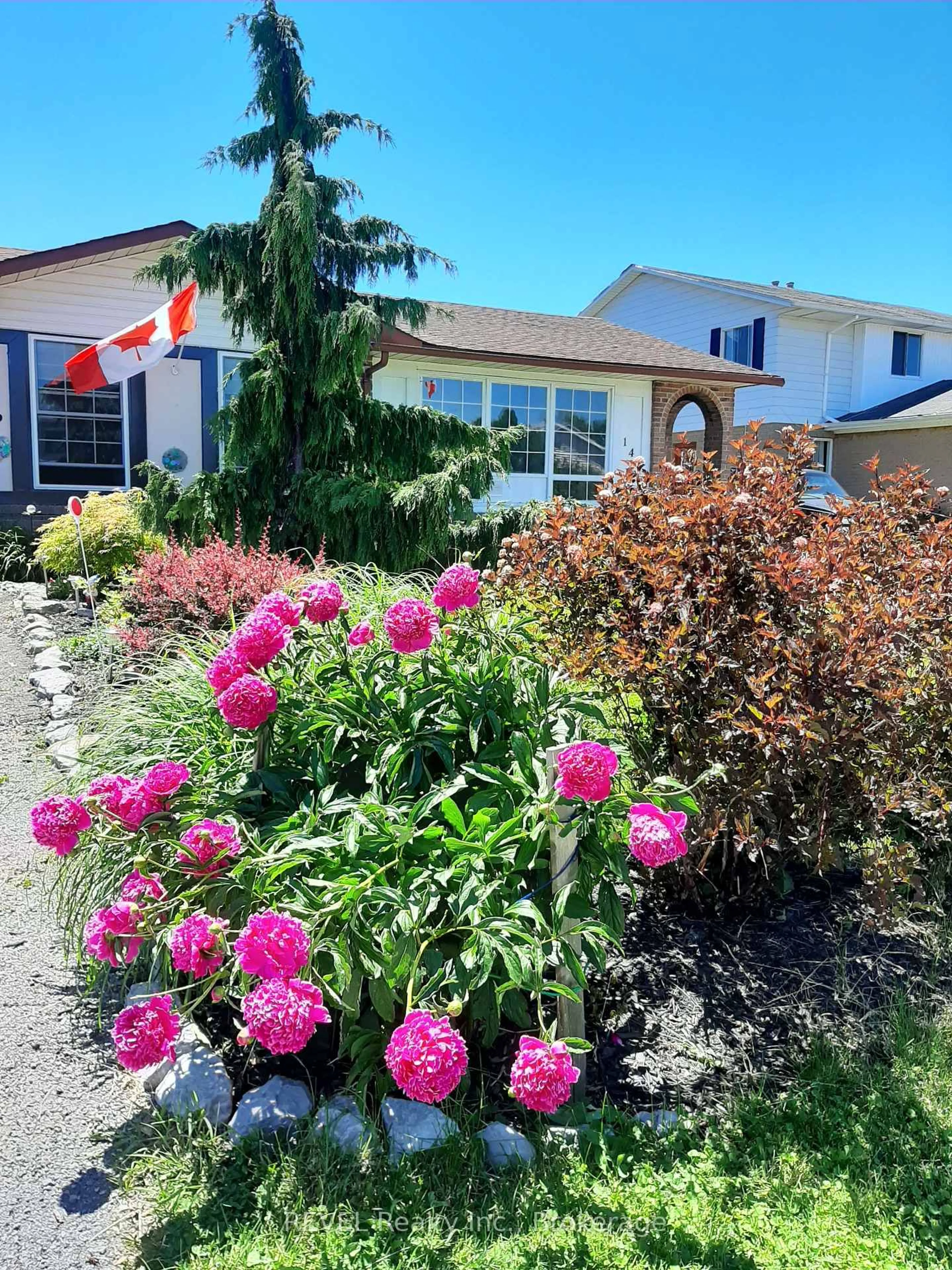 A pic from outside/outdoor area/front of a property/back of a property/a pic from drone, street for 16 Dodds Crt, Fort Erie Ontario L2A 5Z2