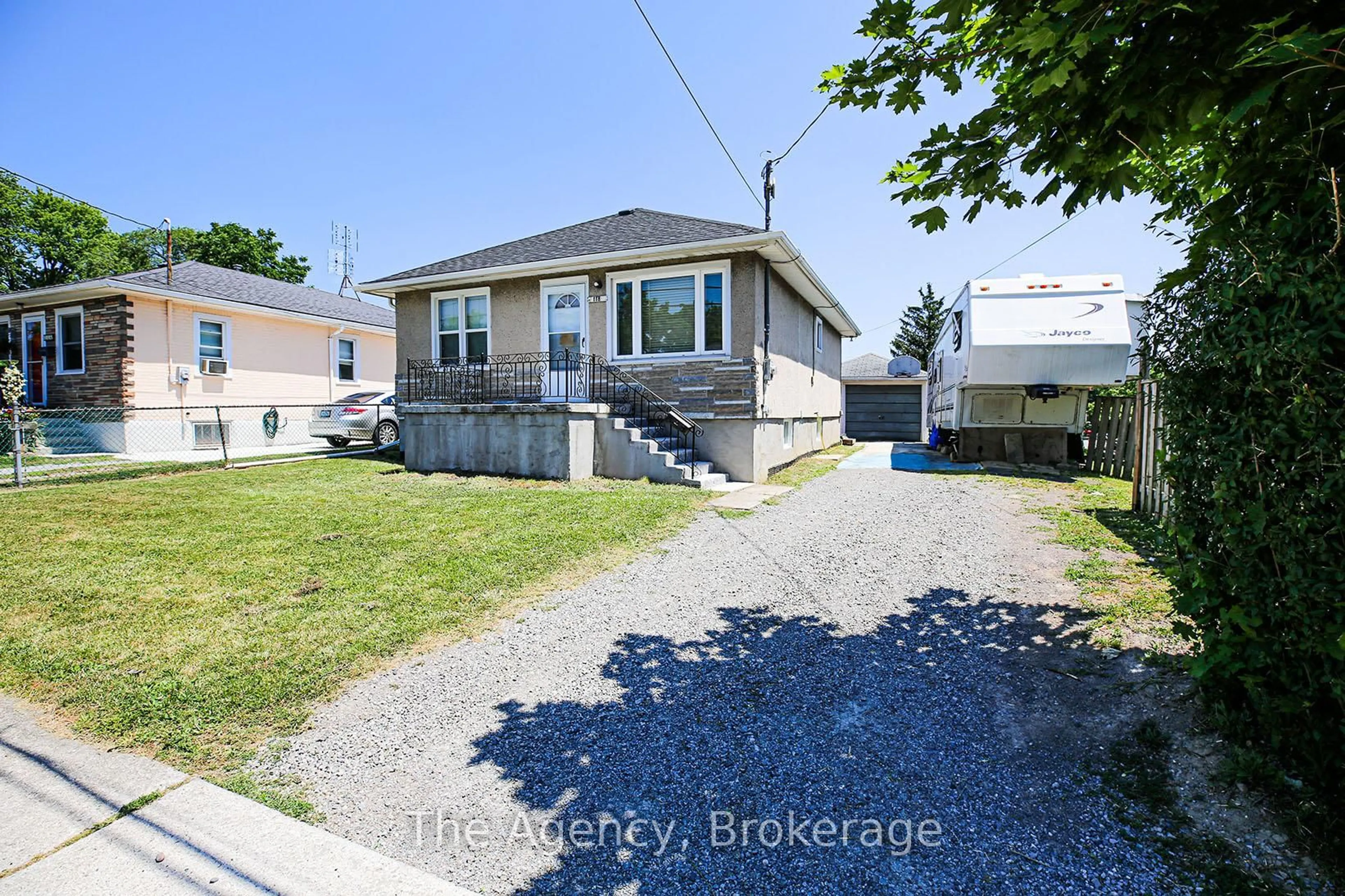 A pic from outside/outdoor area/front of a property/back of a property/a pic from drone, street for 118 Morton St, Thorold Ontario L2V 1C5