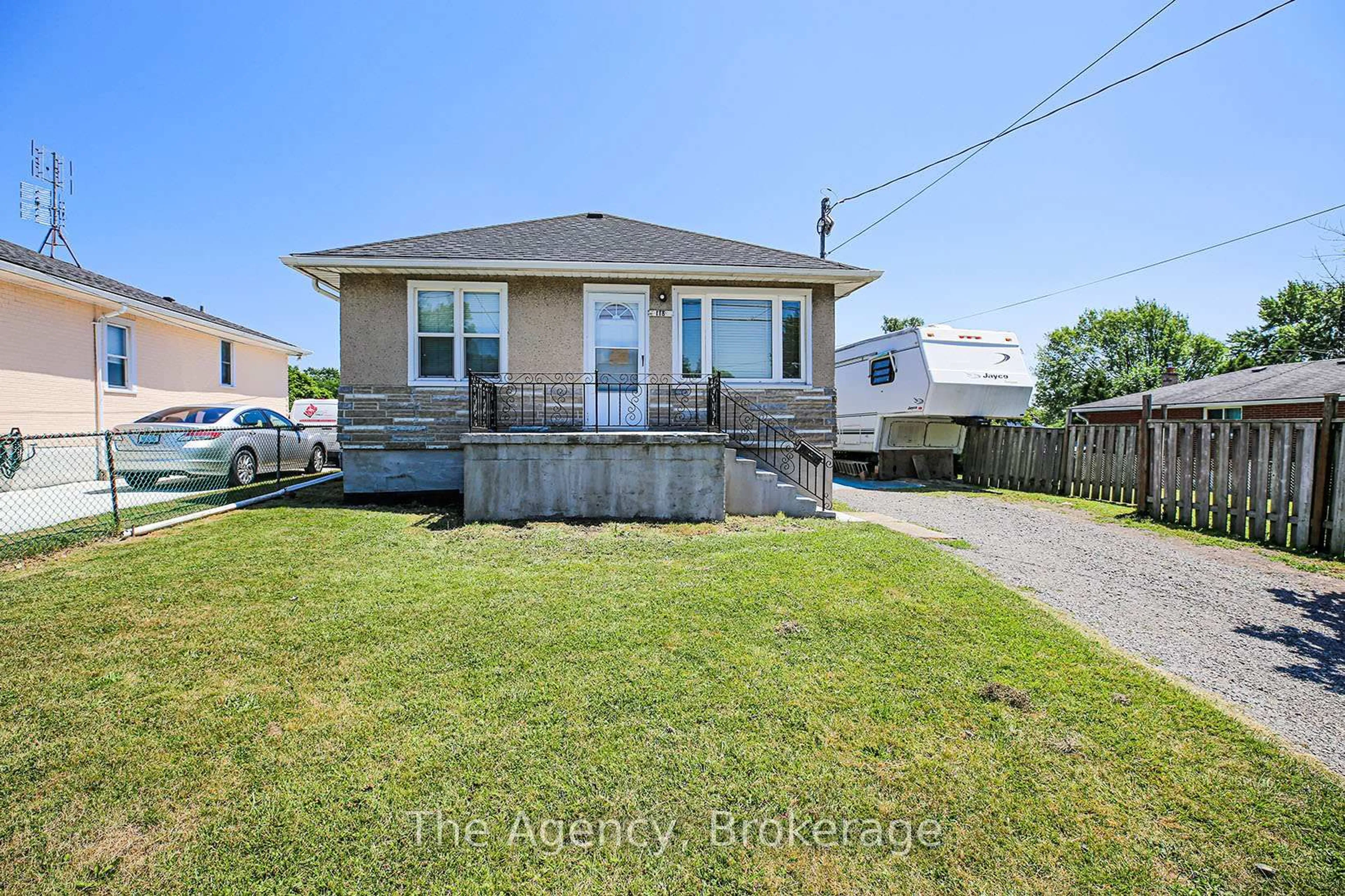 A pic from outside/outdoor area/front of a property/back of a property/a pic from drone, street for 118 Morton St, Thorold Ontario L2V 1C5