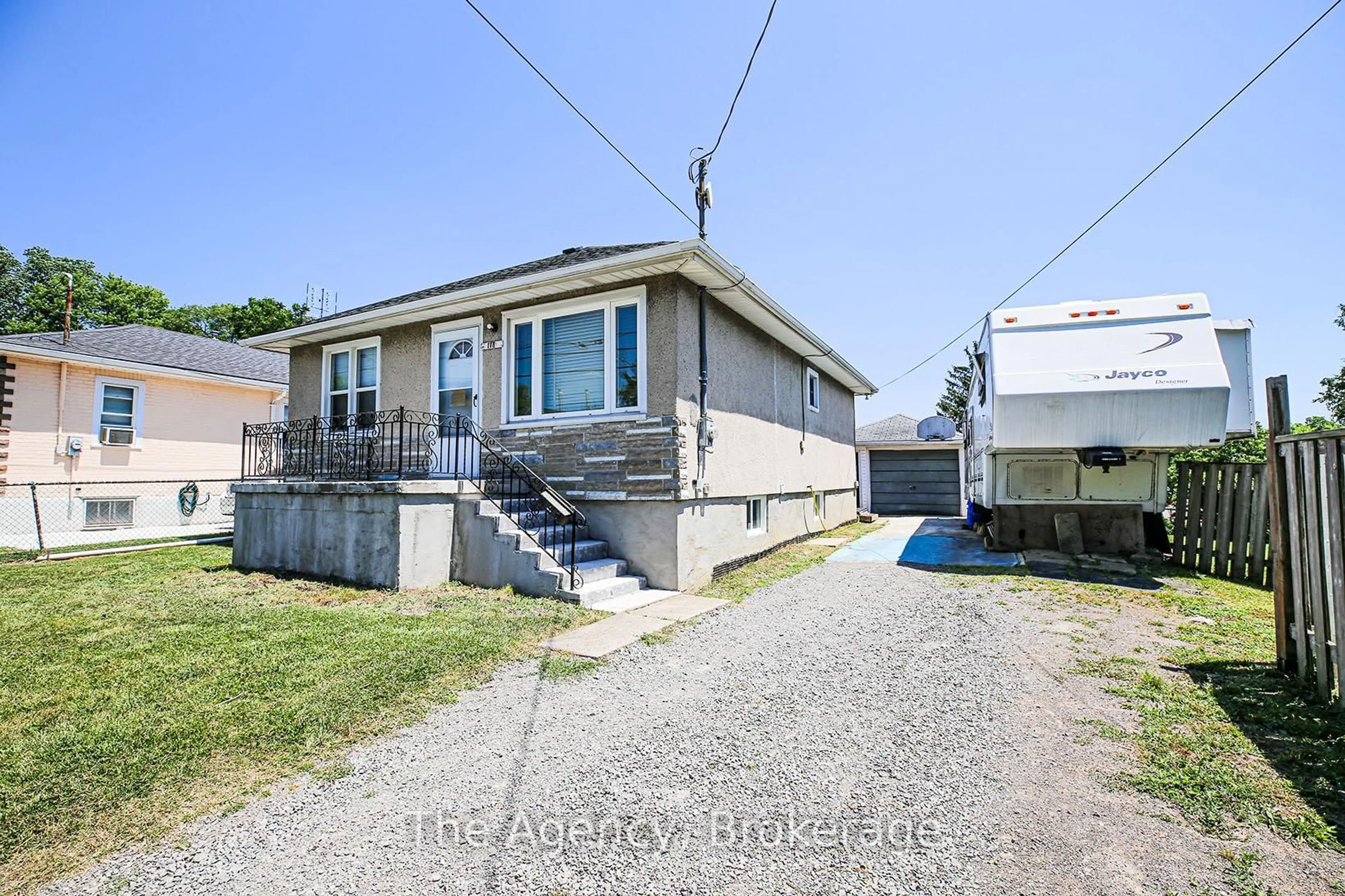 A pic from outside/outdoor area/front of a property/back of a property/a pic from drone, street for 118 Morton St, Thorold Ontario L2V 1C5