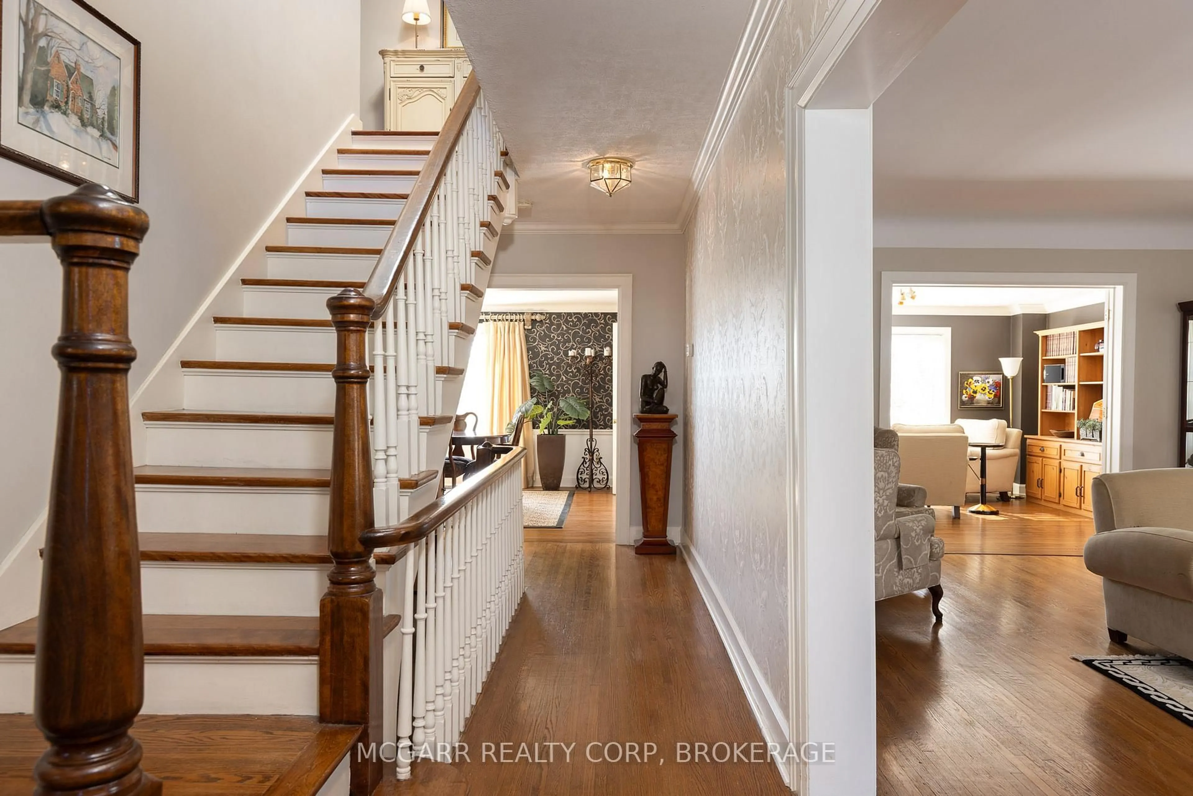 Indoor entryway for 62 Hillcrest Ave, St. Catharines Ontario L2R 4Y1