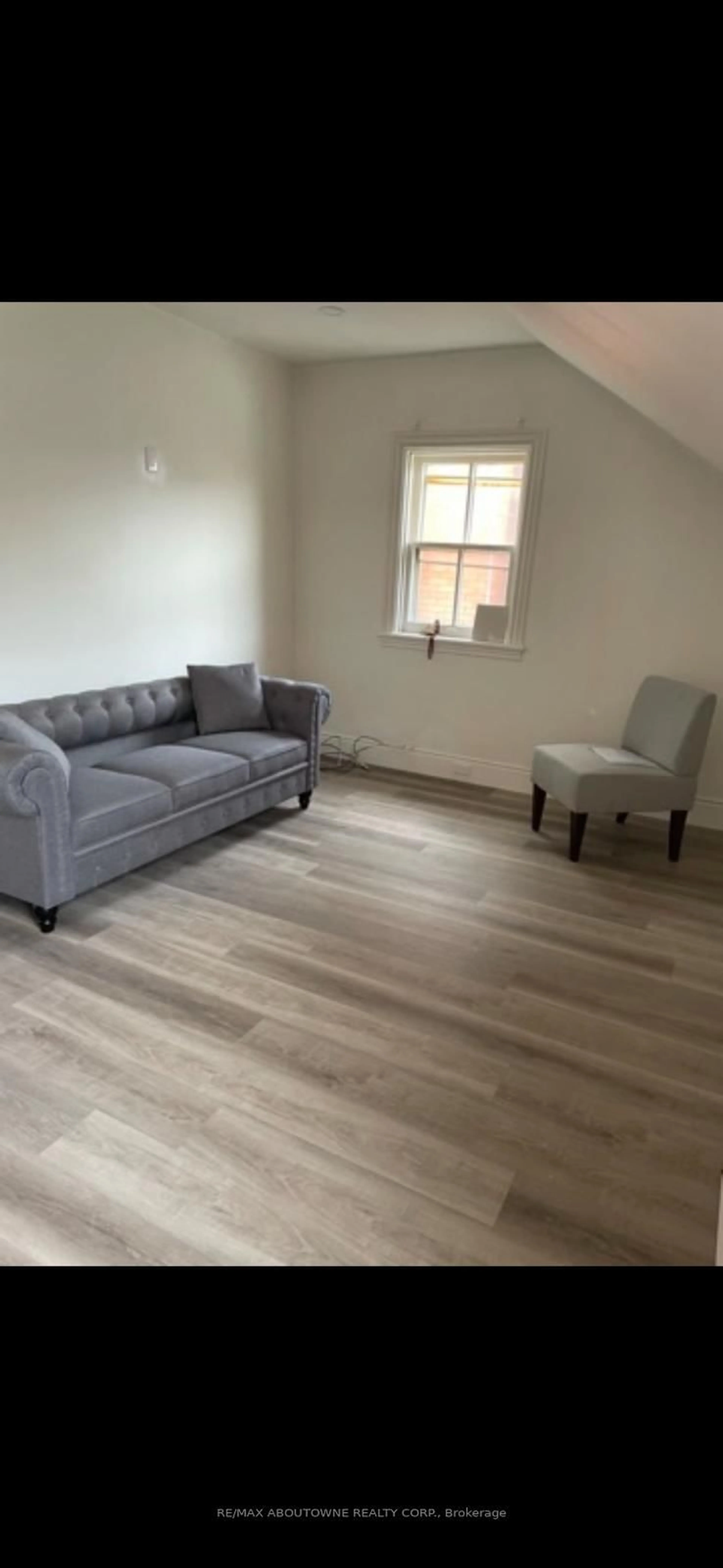Living room with furniture, wood/laminate floor for 70 Wellington St, Hamilton Ontario L8N 2R1