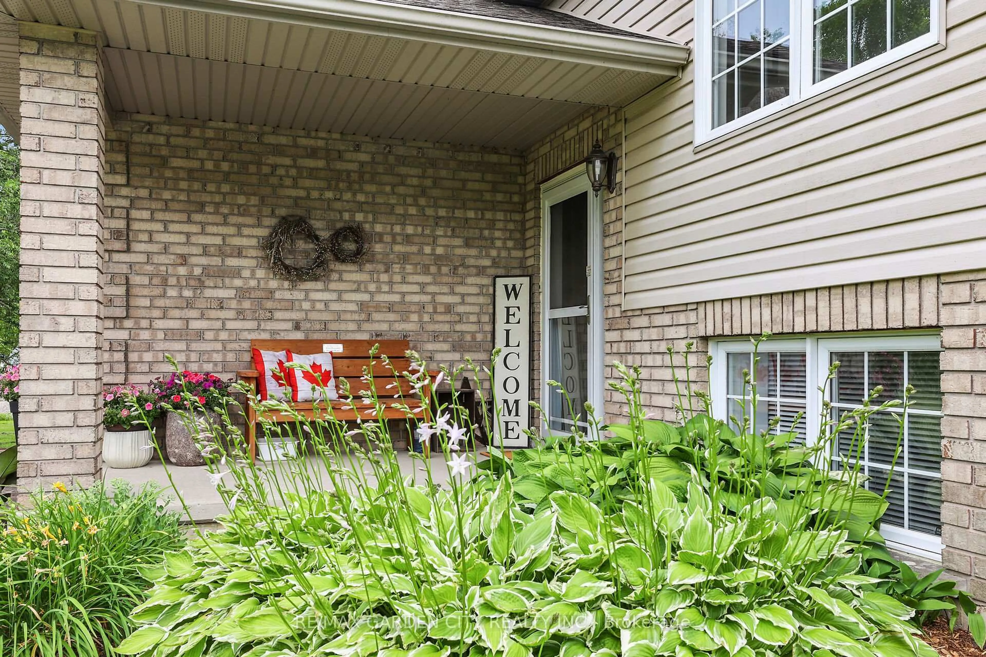 Patio, street for 682 Hines Rd, Haldimand Ontario N1A 2W7