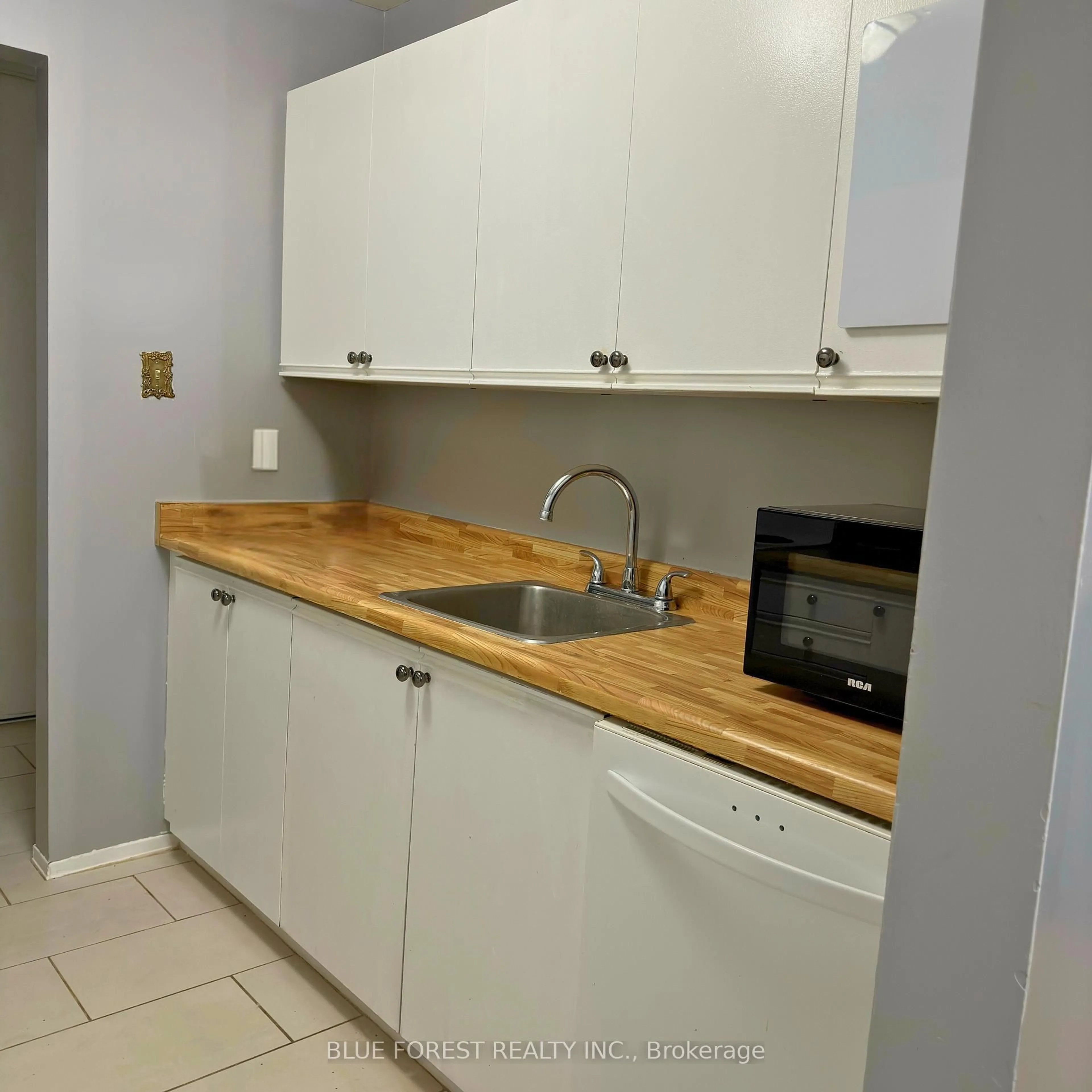 Standard kitchen, unknown for 2228 Trafalgar St #111, London East Ontario N5V 4J8