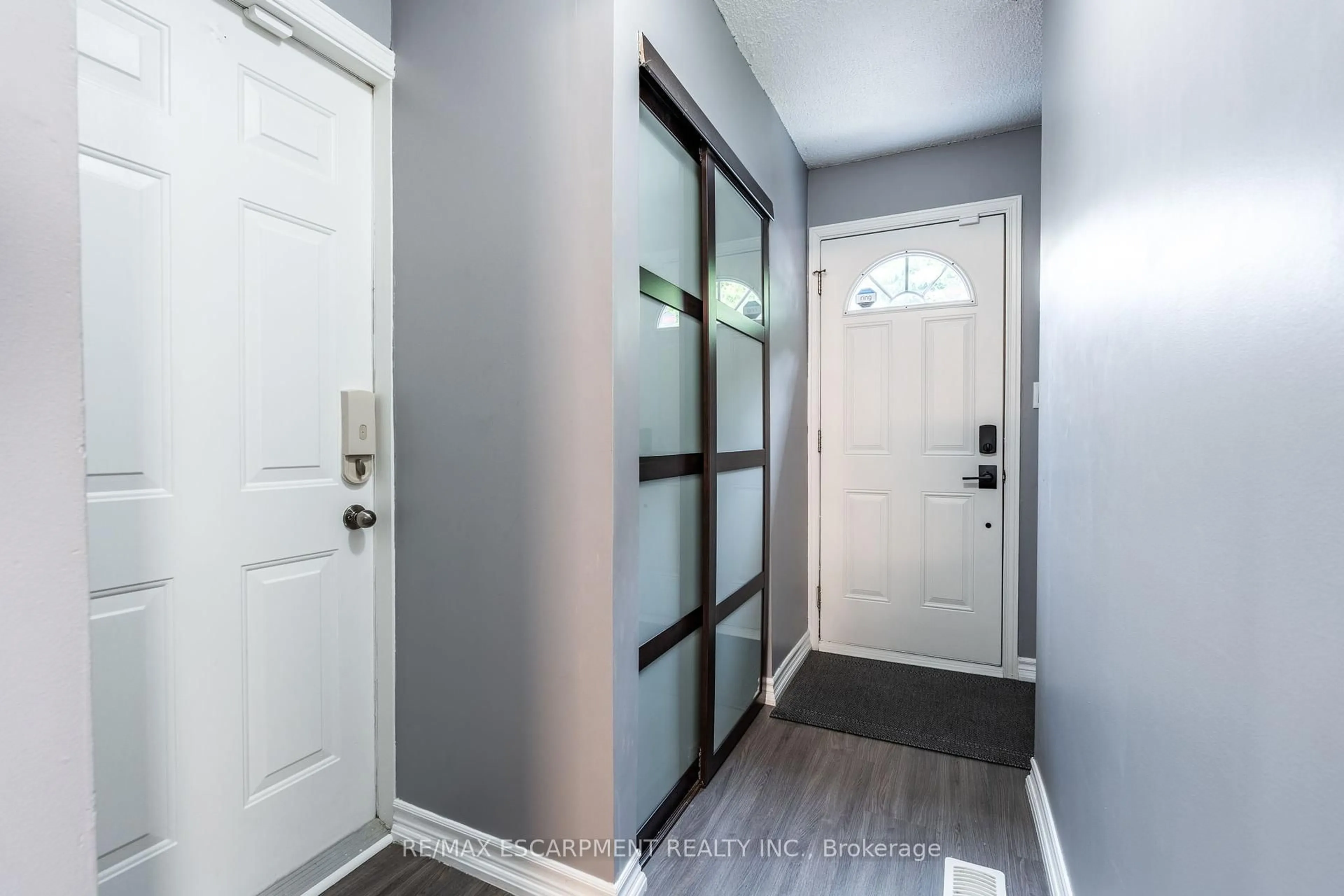 Indoor entryway for 1350 Limeridge Rd #42, Hamilton Ontario L8W 1L6