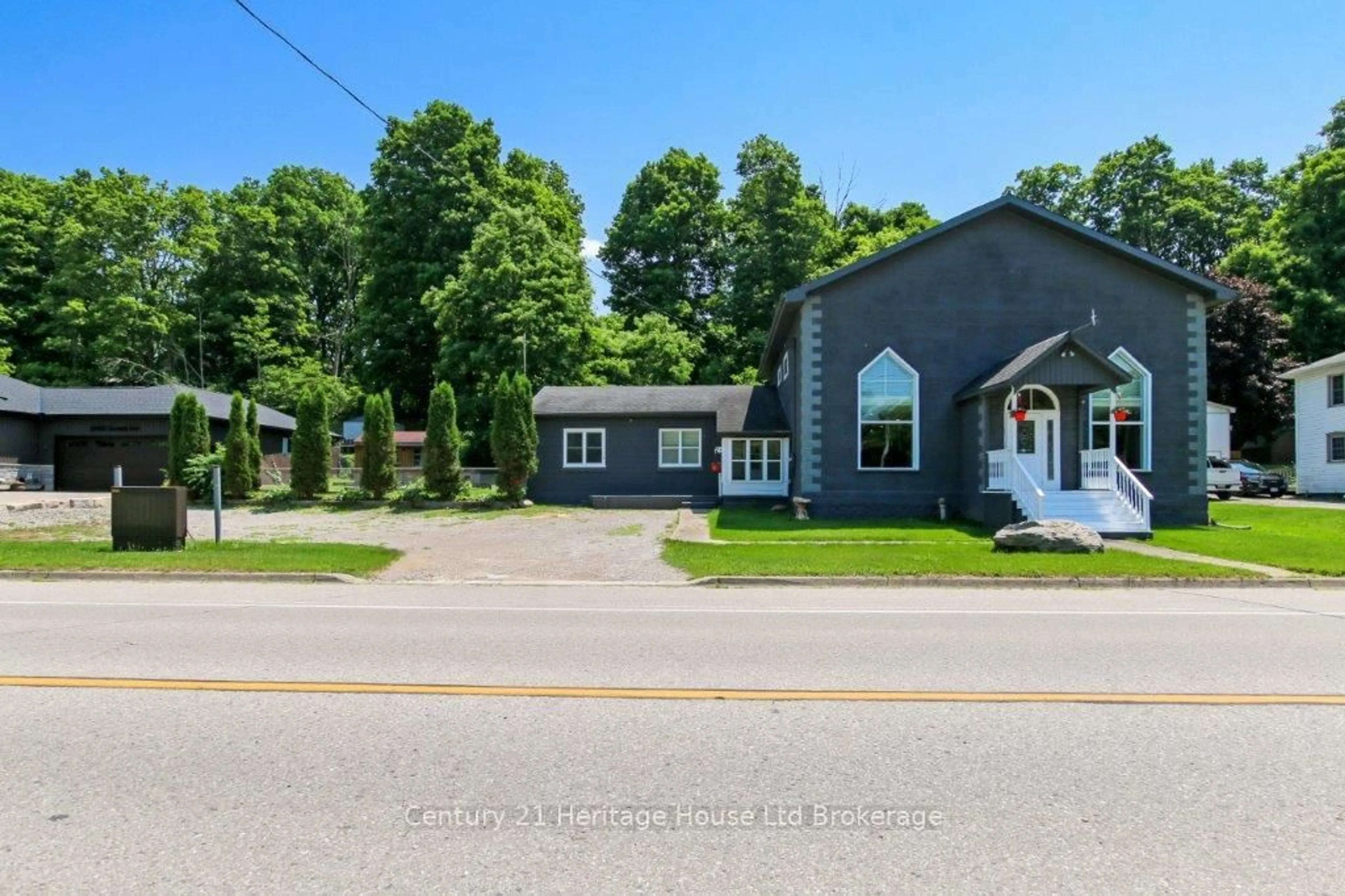 A pic from outside/outdoor area/front of a property/back of a property/a pic from drone, street for 584572 Beachville Rd, South-West Oxford Ontario N0J 1A0