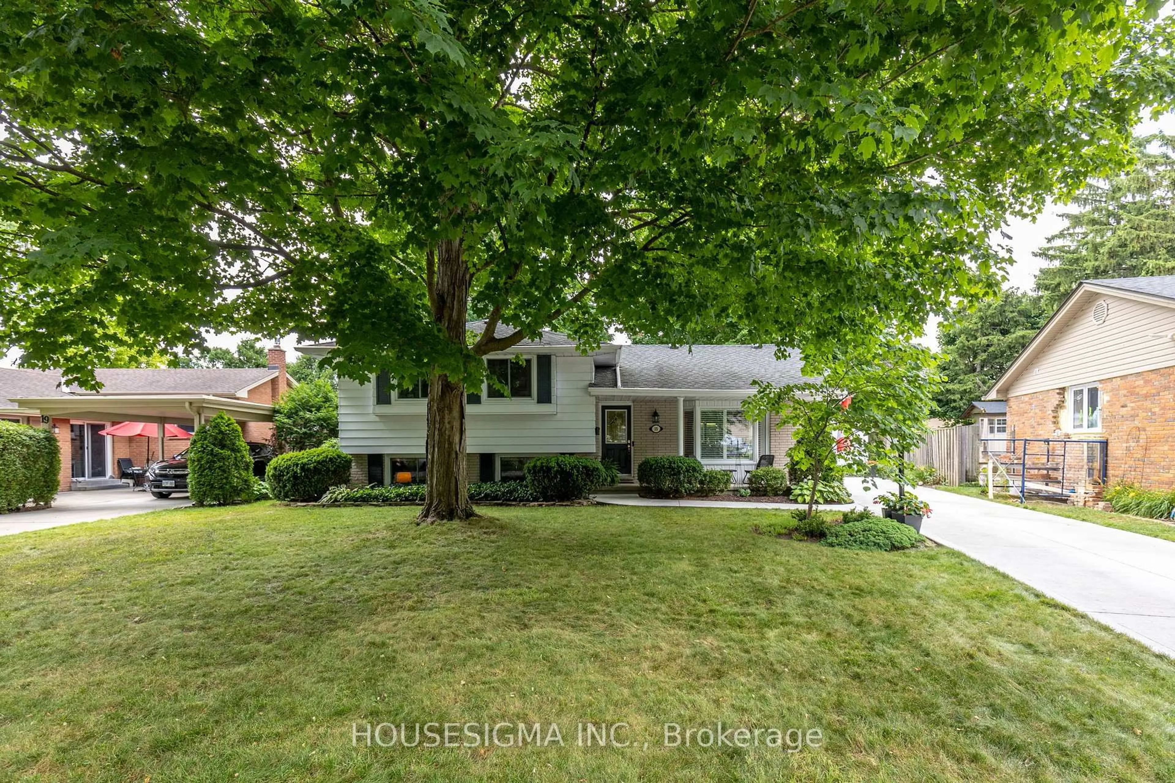 A pic from outside/outdoor area/front of a property/back of a property/a pic from drone, street for 15 Wakefield Cres, London North Ontario N5X 1Z6