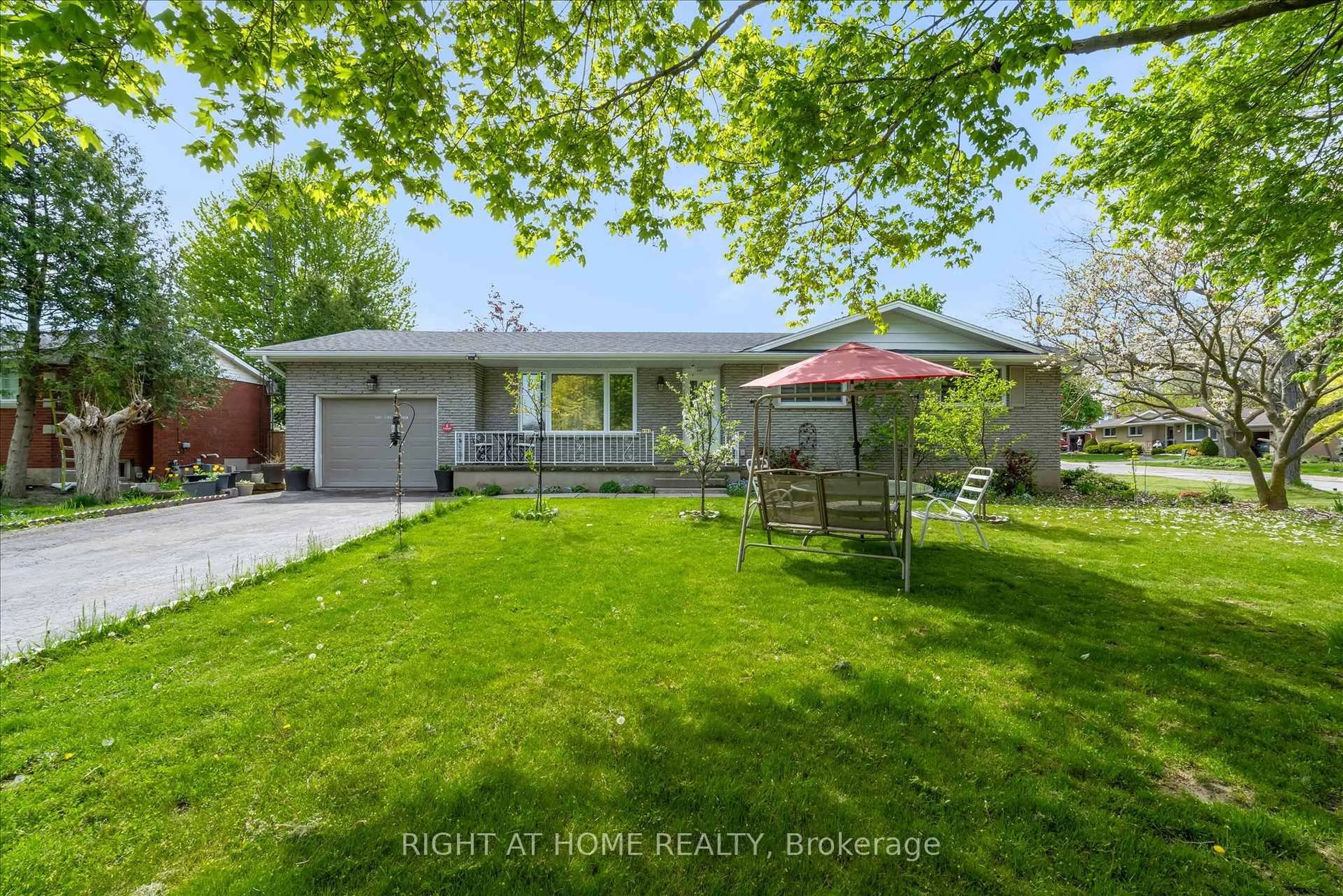 A pic from outside/outdoor area/front of a property/back of a property/a pic from drone, street for 4187 Highland Park Dr, Lincoln Ontario L0R 1B7