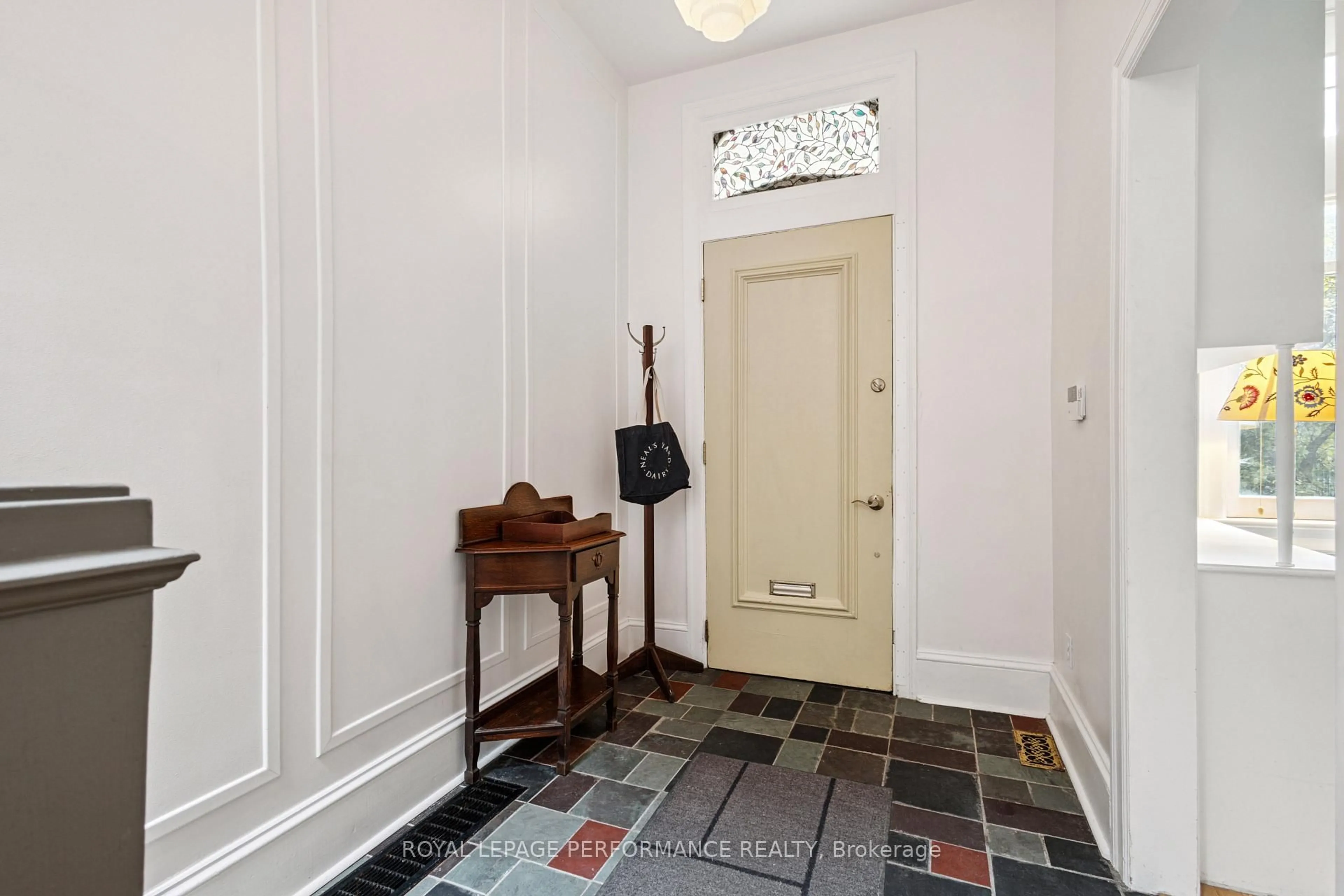 Indoor foyer for 81 MacKay St, Ottawa Ontario K1M 2E4