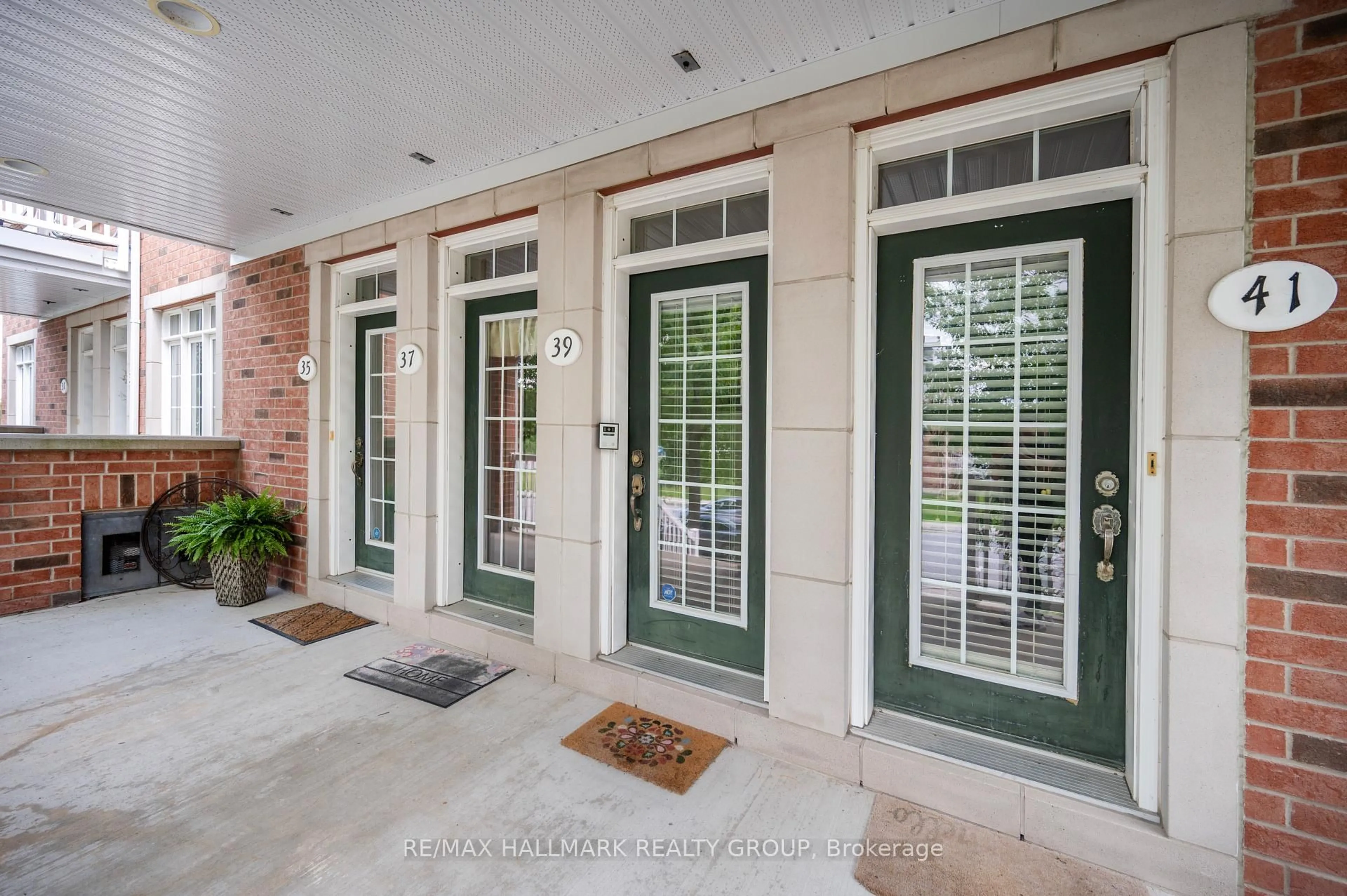 Indoor entryway for 39 Hawkstone Gate #39, Ottawa Ontario K2K 0A3