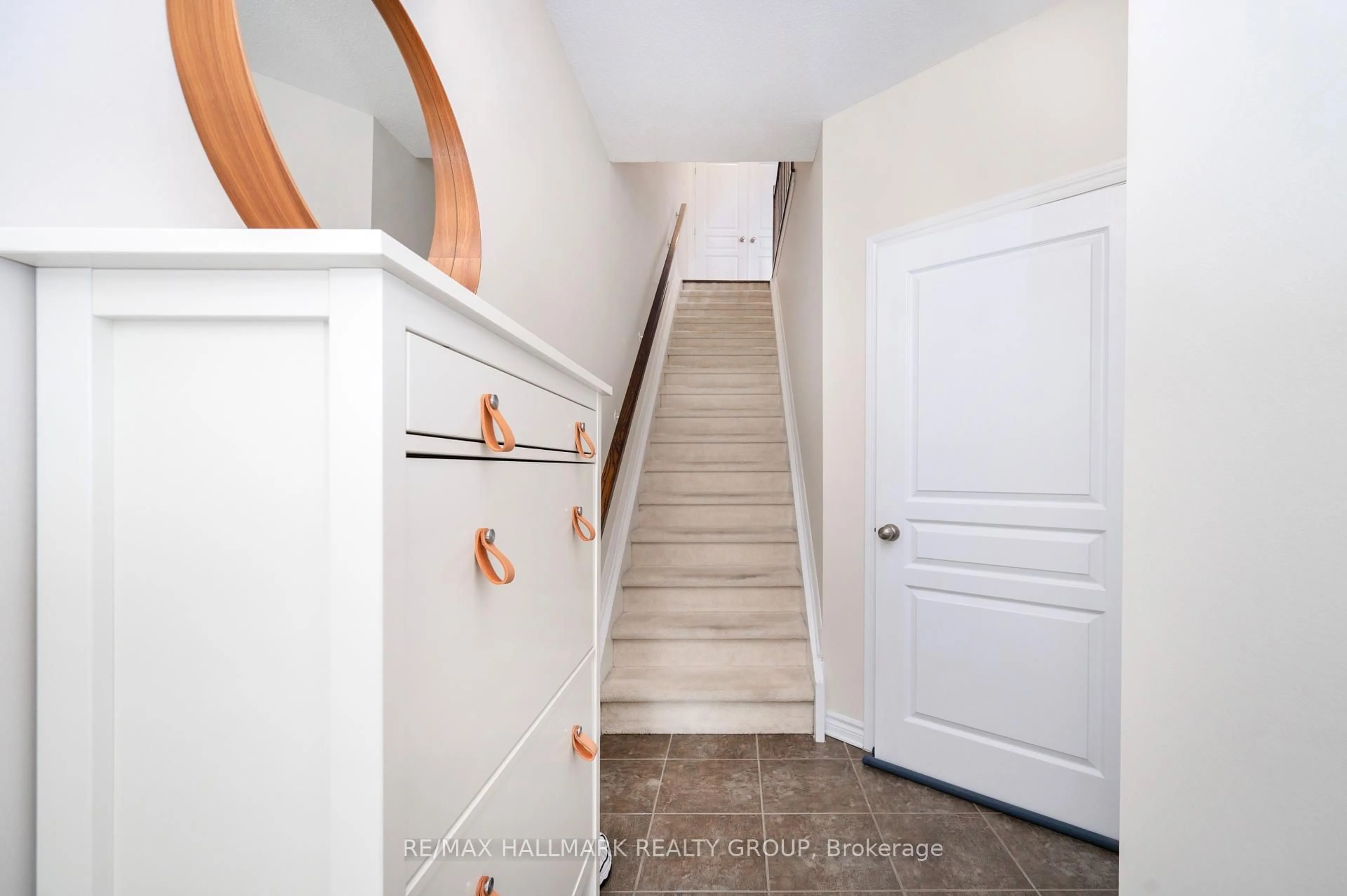 Indoor entryway for 39 Hawkstone Gate #39, Ottawa Ontario K2K 0A3