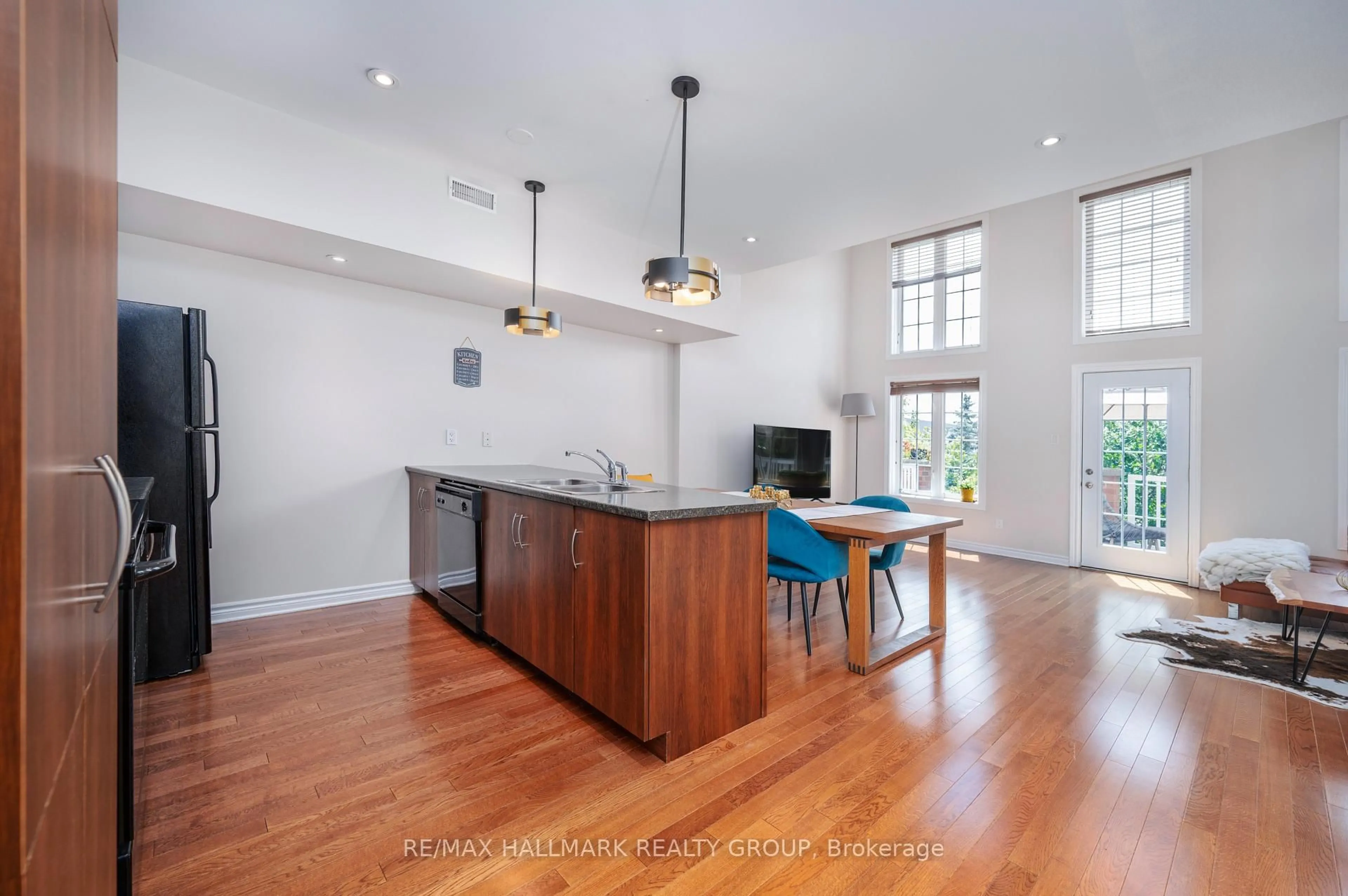 Open concept kitchen, wood/laminate floor for 39 Hawkstone Gate #39, Ottawa Ontario K2K 0A3