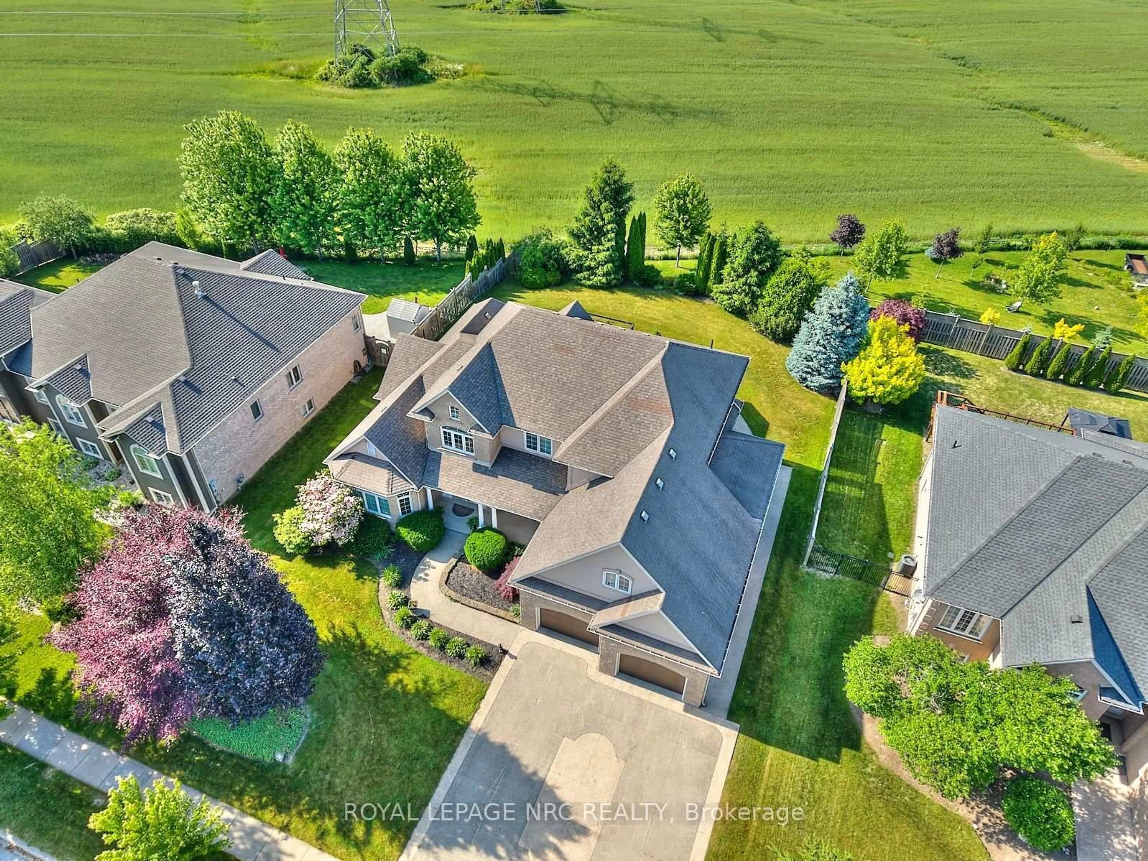 A pic from outside/outdoor area/front of a property/back of a property/a pic from drone, street for 7995 CATHEDRAL Dr, Niagara Falls Ontario L2H 2Z2