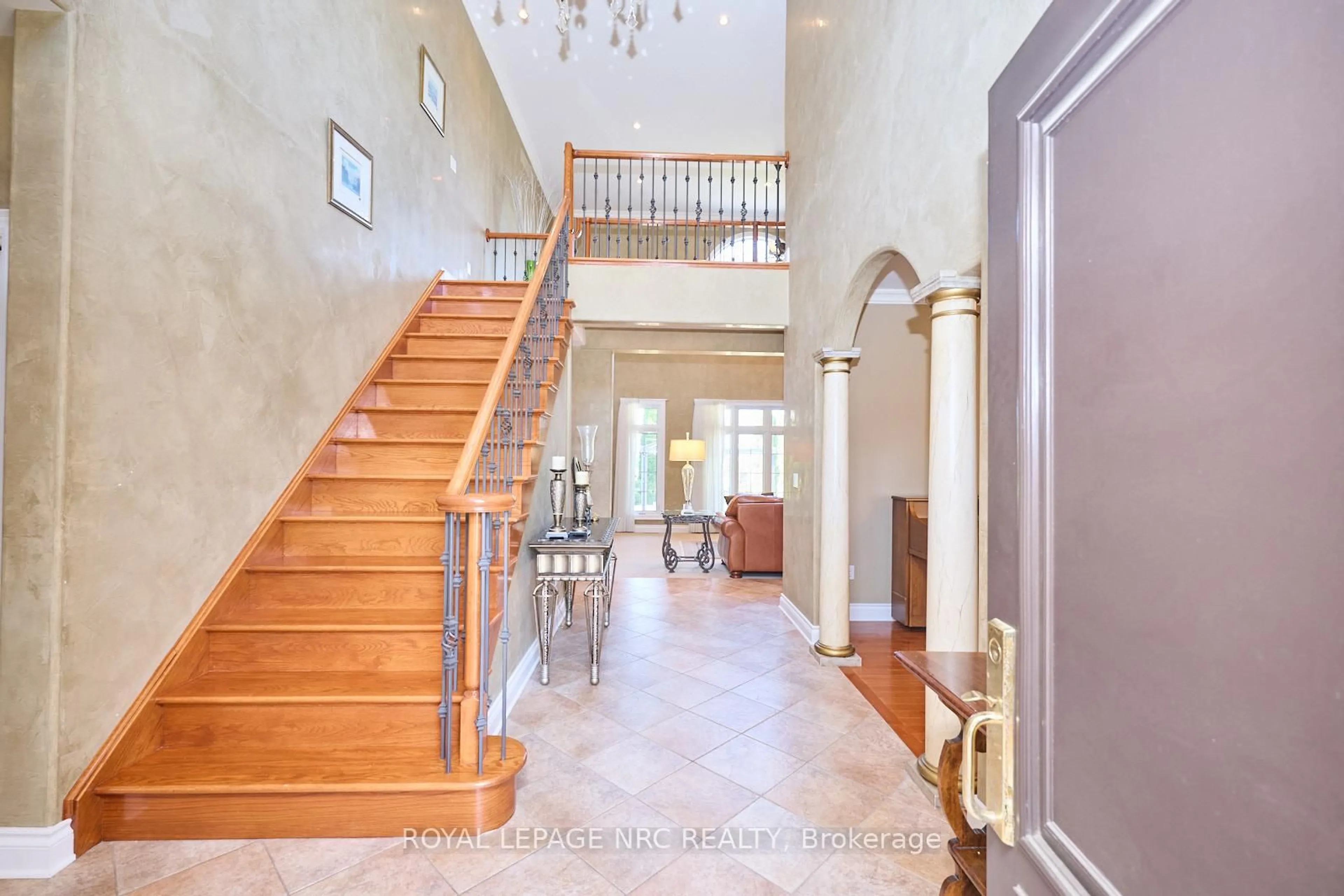 Indoor foyer for 7995 CATHEDRAL Dr, Niagara Falls Ontario L2H 2Z2