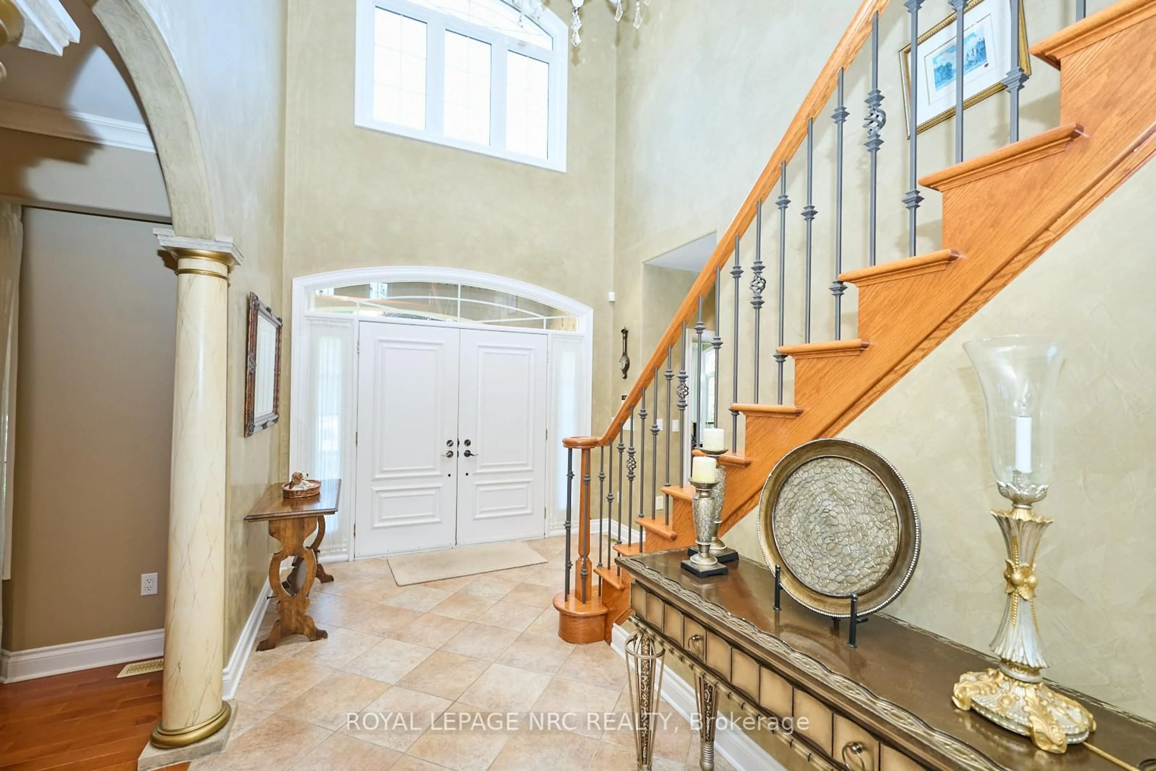 Indoor entryway for 7995 CATHEDRAL Dr, Niagara Falls Ontario L2H 2Z2