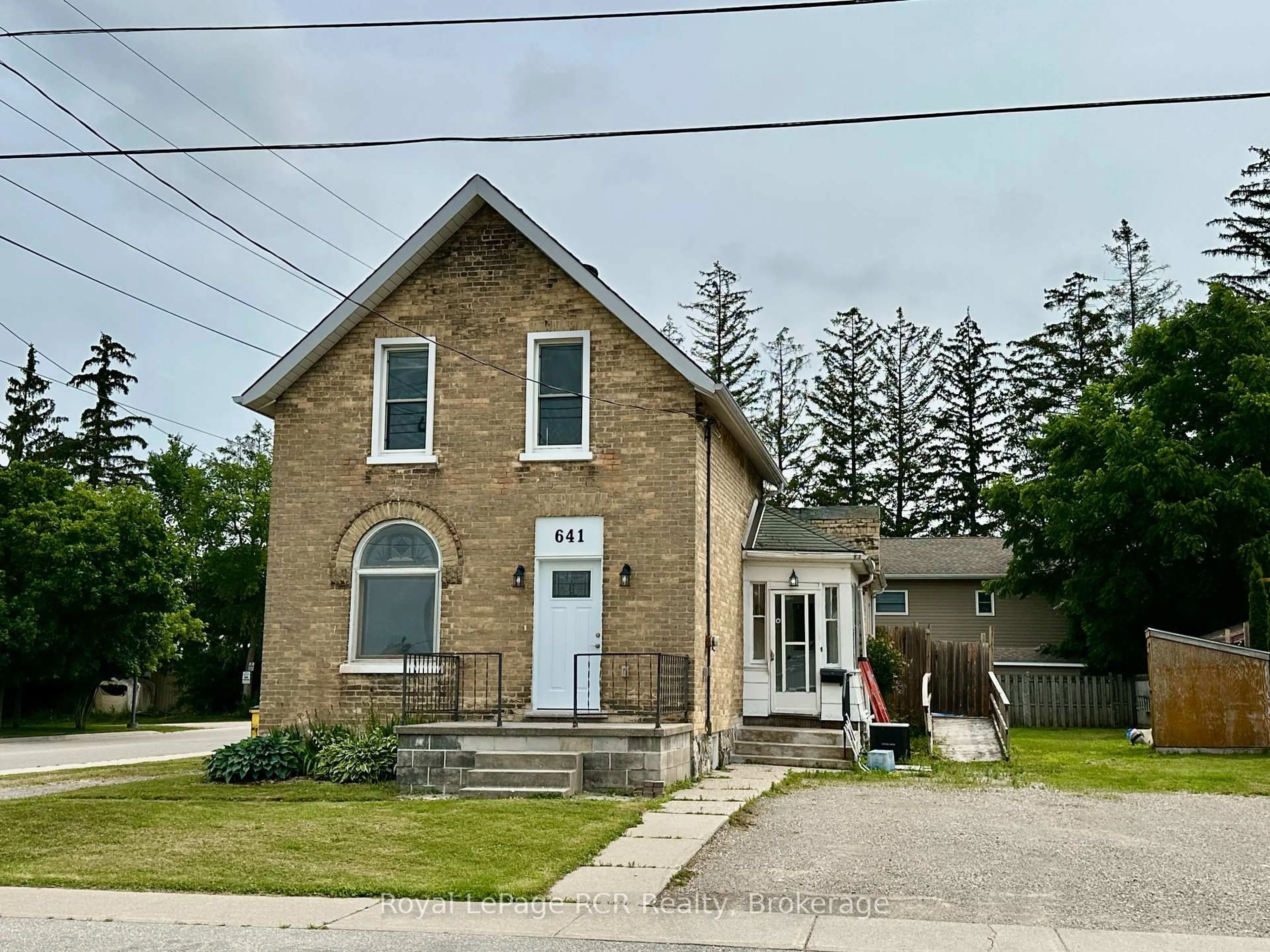 A pic from outside/outdoor area/front of a property/back of a property/a pic from drone, street for 641 10th Ave, Hanover Ontario N4N 2P6
