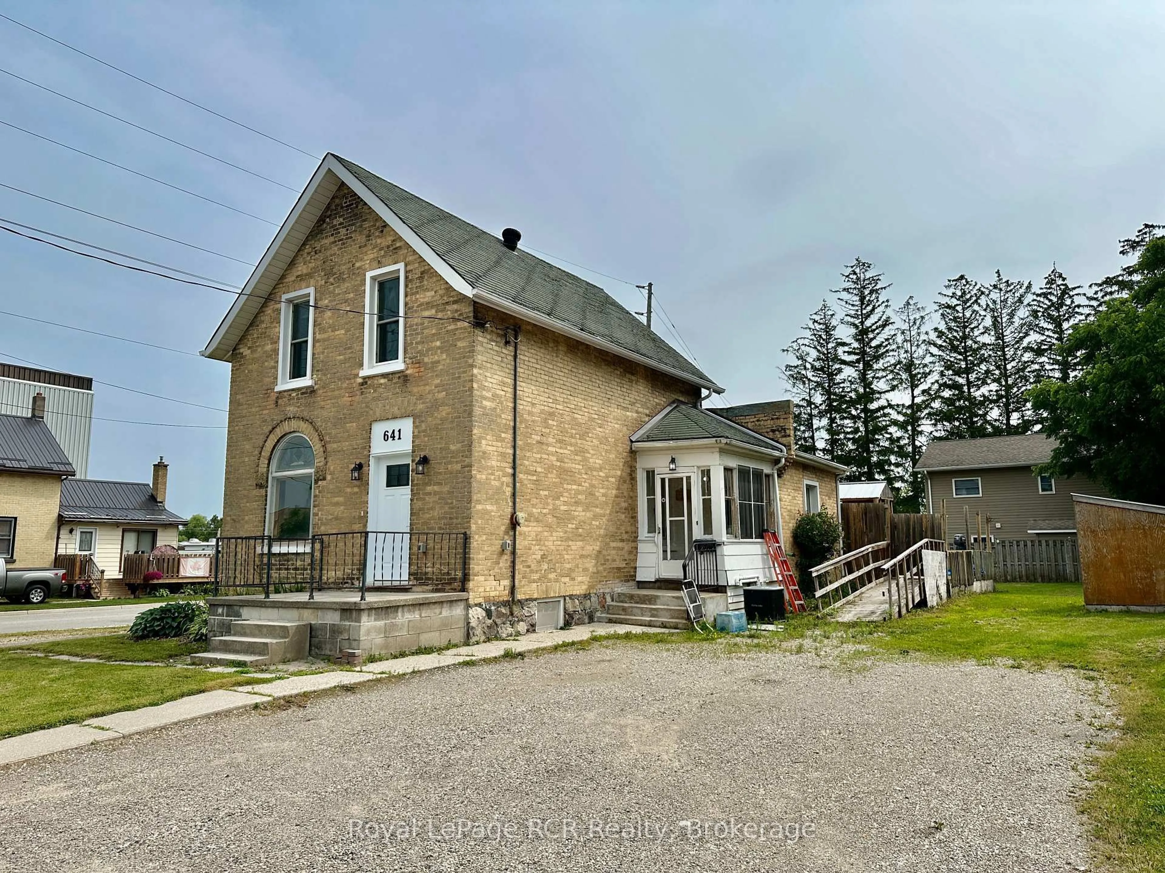 A pic from outside/outdoor area/front of a property/back of a property/a pic from drone, building for 641 10th Ave, Hanover Ontario N4N 2P6