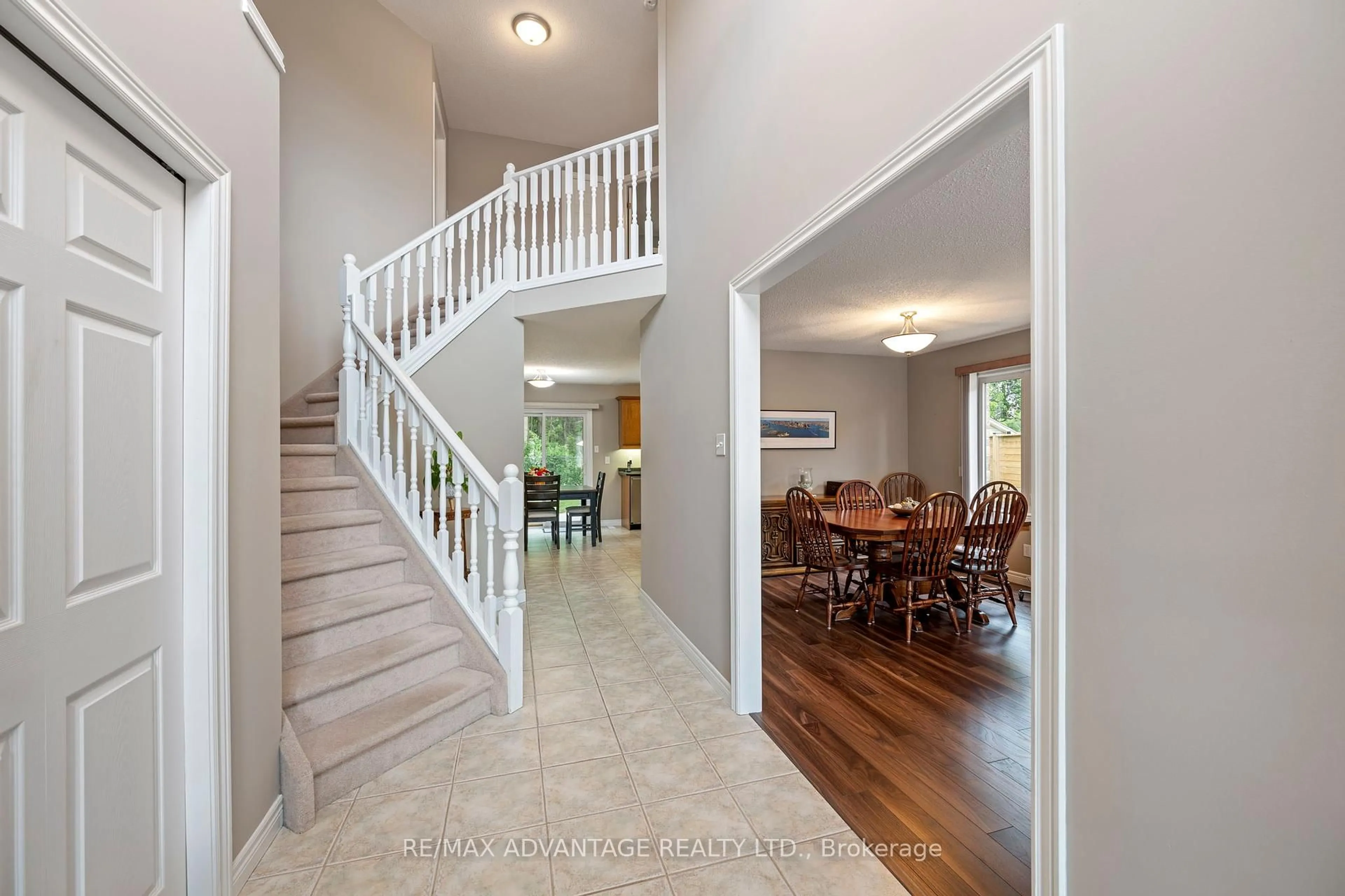 Indoor entryway for 1695 Jubilee Dr, London North Ontario N6G 5K5