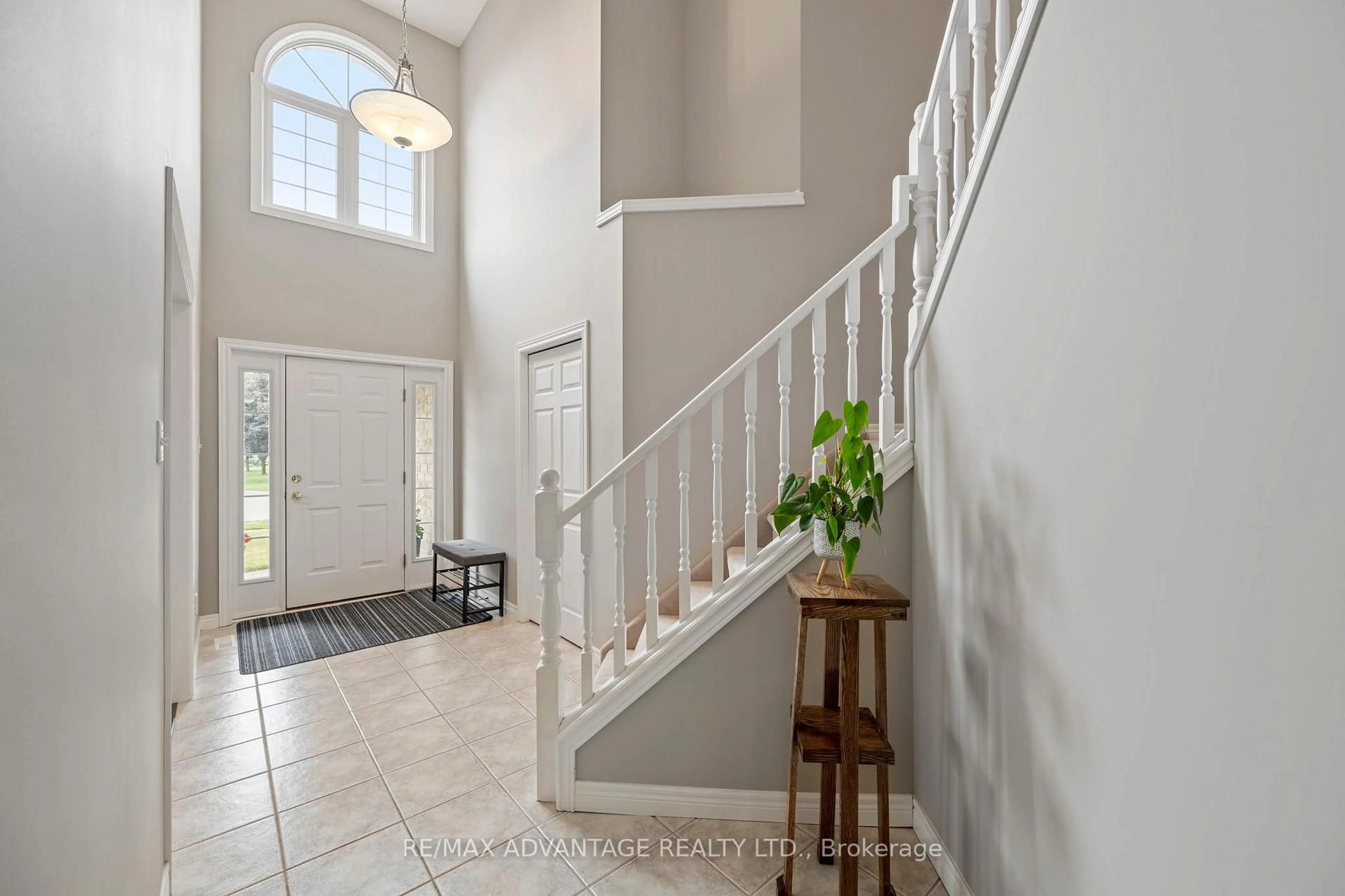 Indoor entryway for 1695 Jubilee Dr, London North Ontario N6G 5K5