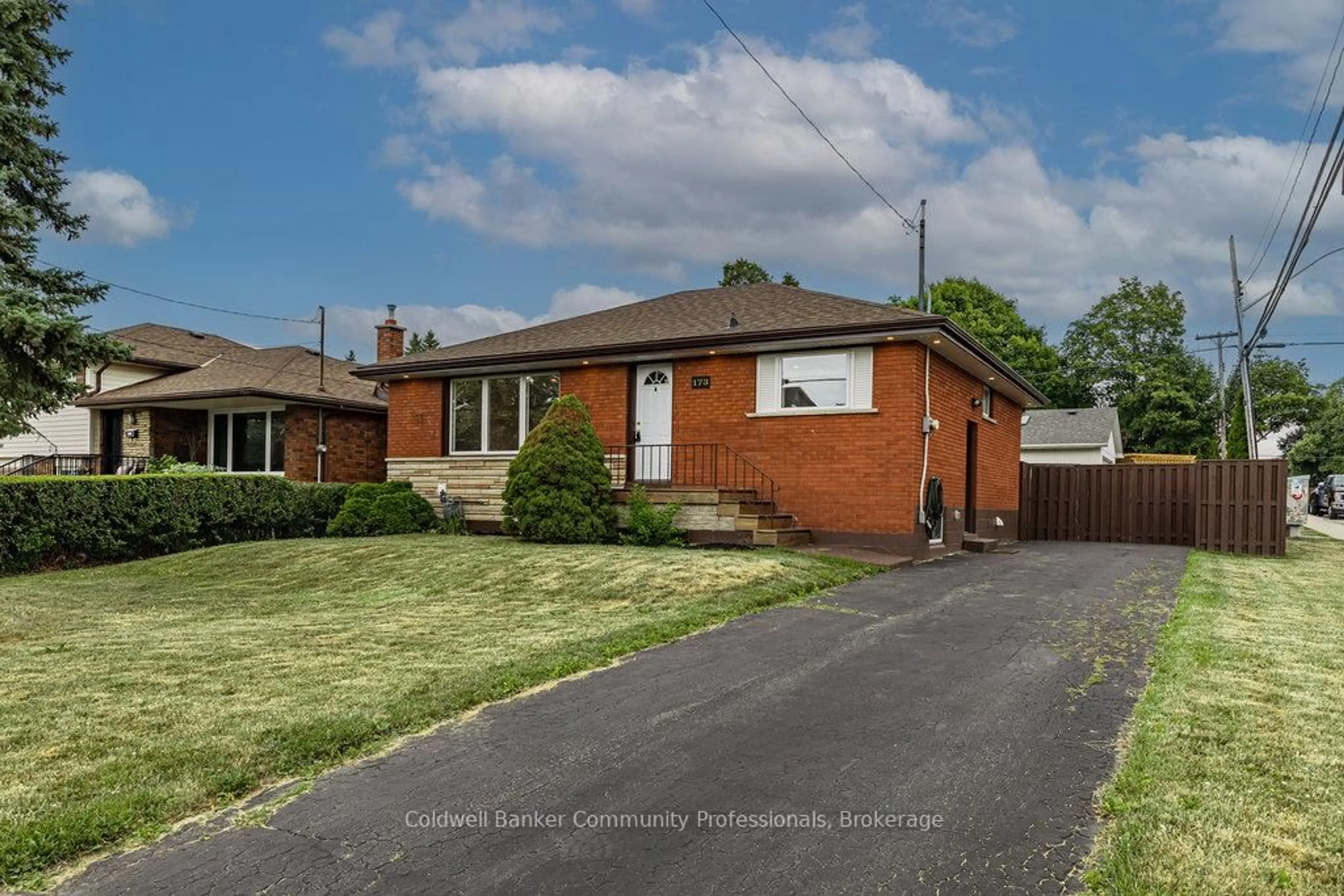 A pic from outside/outdoor area/front of a property/back of a property/a pic from drone, street for 173 West 32nd St, Hamilton Ontario L9C 5H1