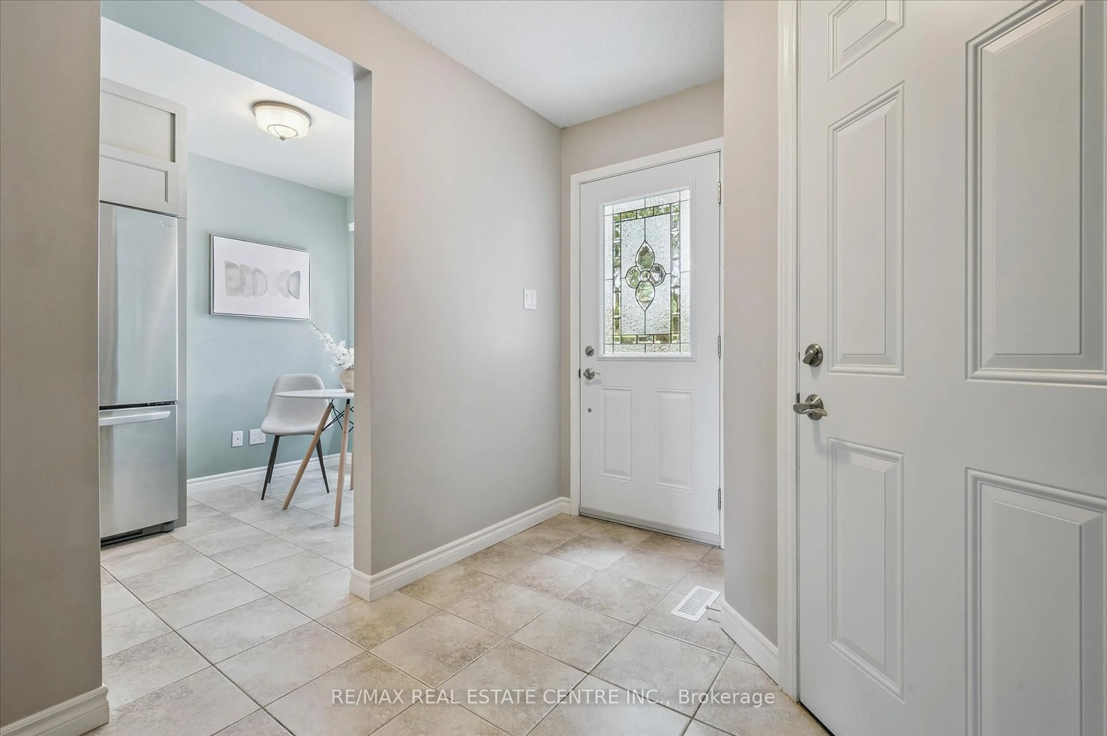 Indoor entryway for 375 Kingscourt Dr #4, Waterloo Ontario N2K 3N7