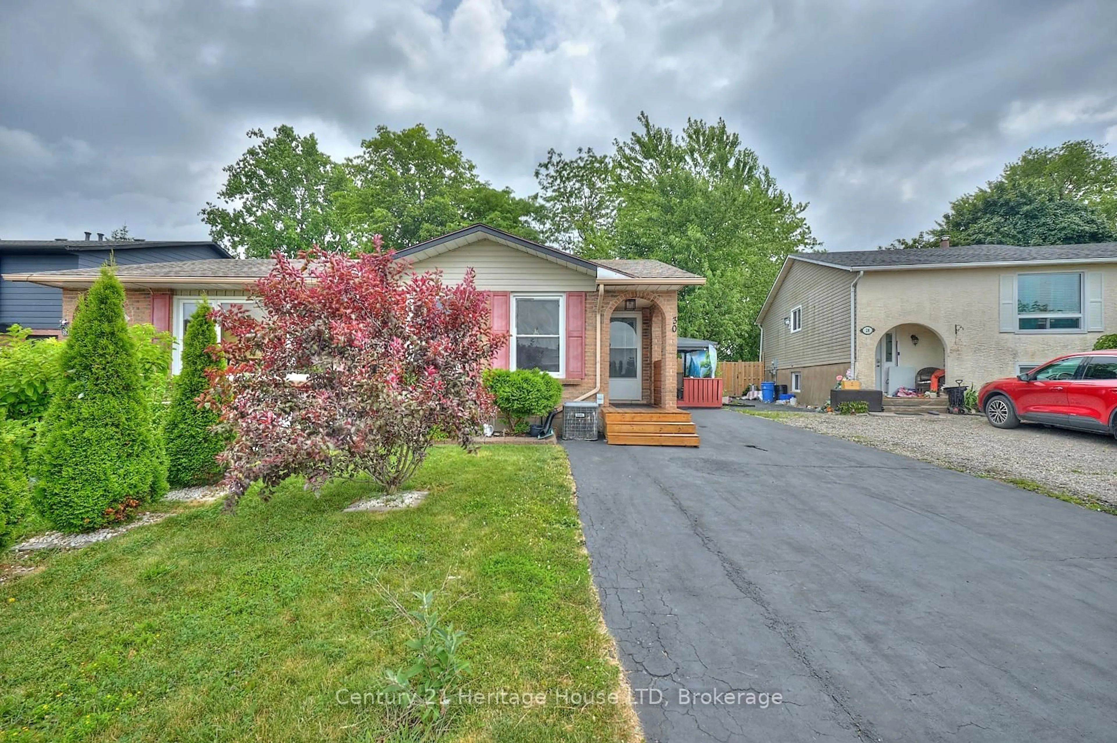 A pic from outside/outdoor area/front of a property/back of a property/a pic from drone, street for 30 Dodds Crt, Fort Erie Ontario L2A 5Z2
