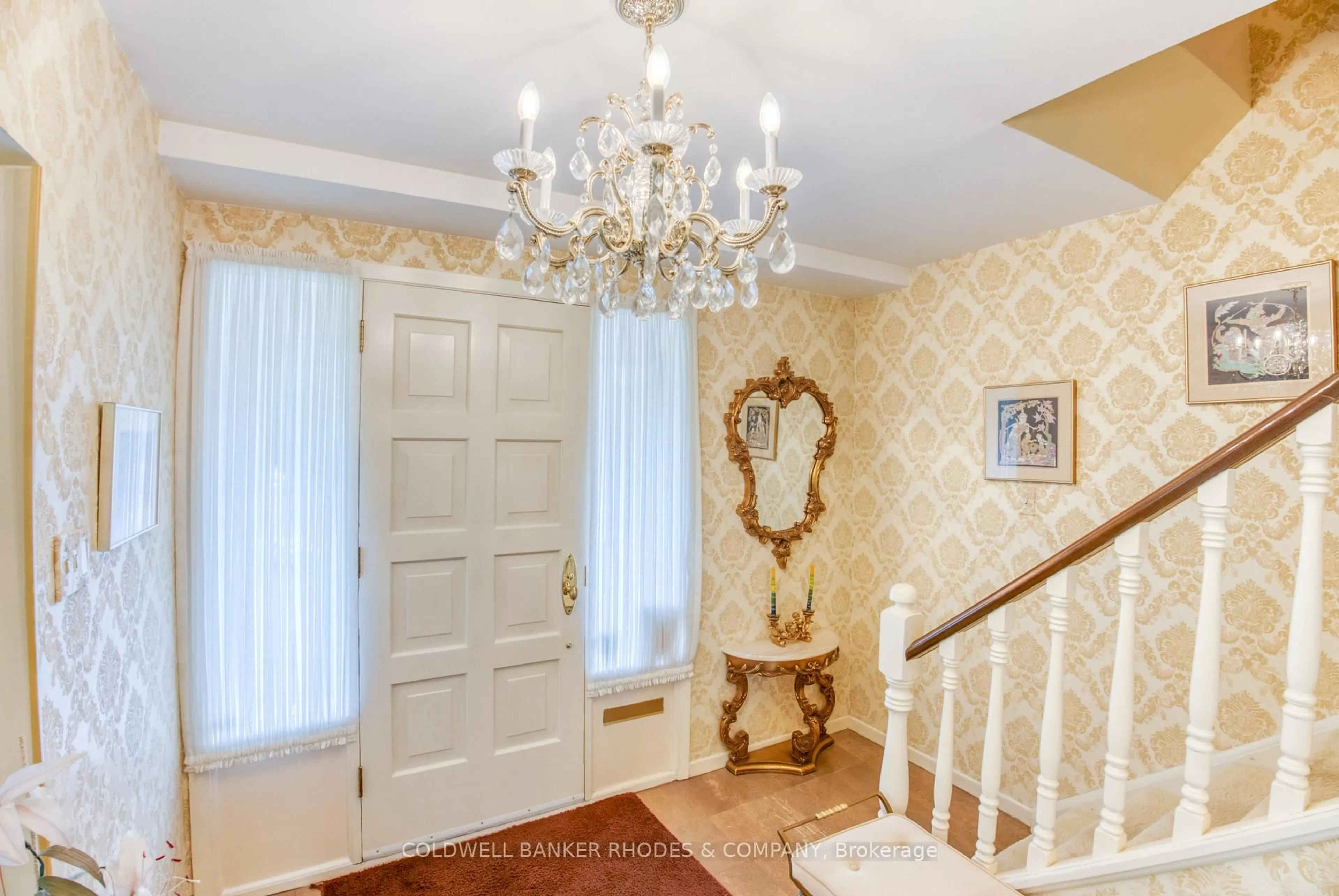 Indoor entryway for 2005 Neepawa Ave, Ottawa Ontario K2A 3L4