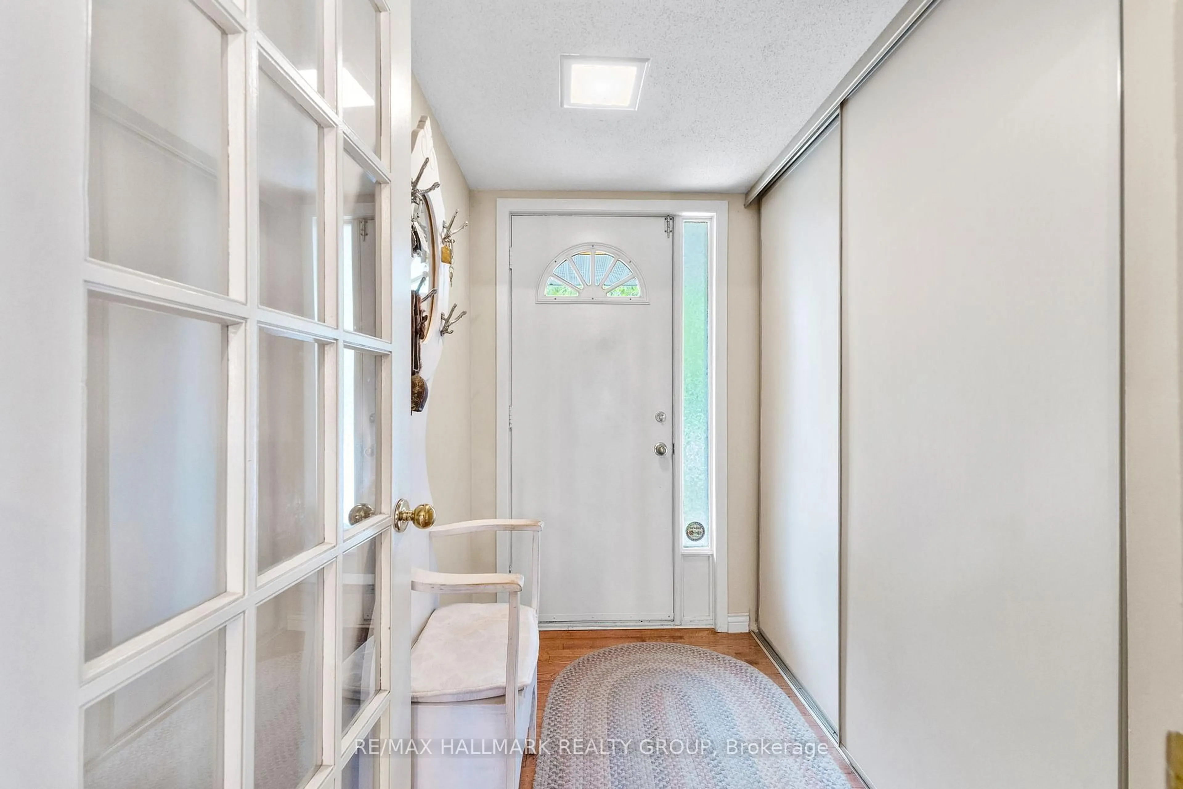 Indoor entryway for 6100 Willowbark Dr, Ottawa Ontario K1C 5T7