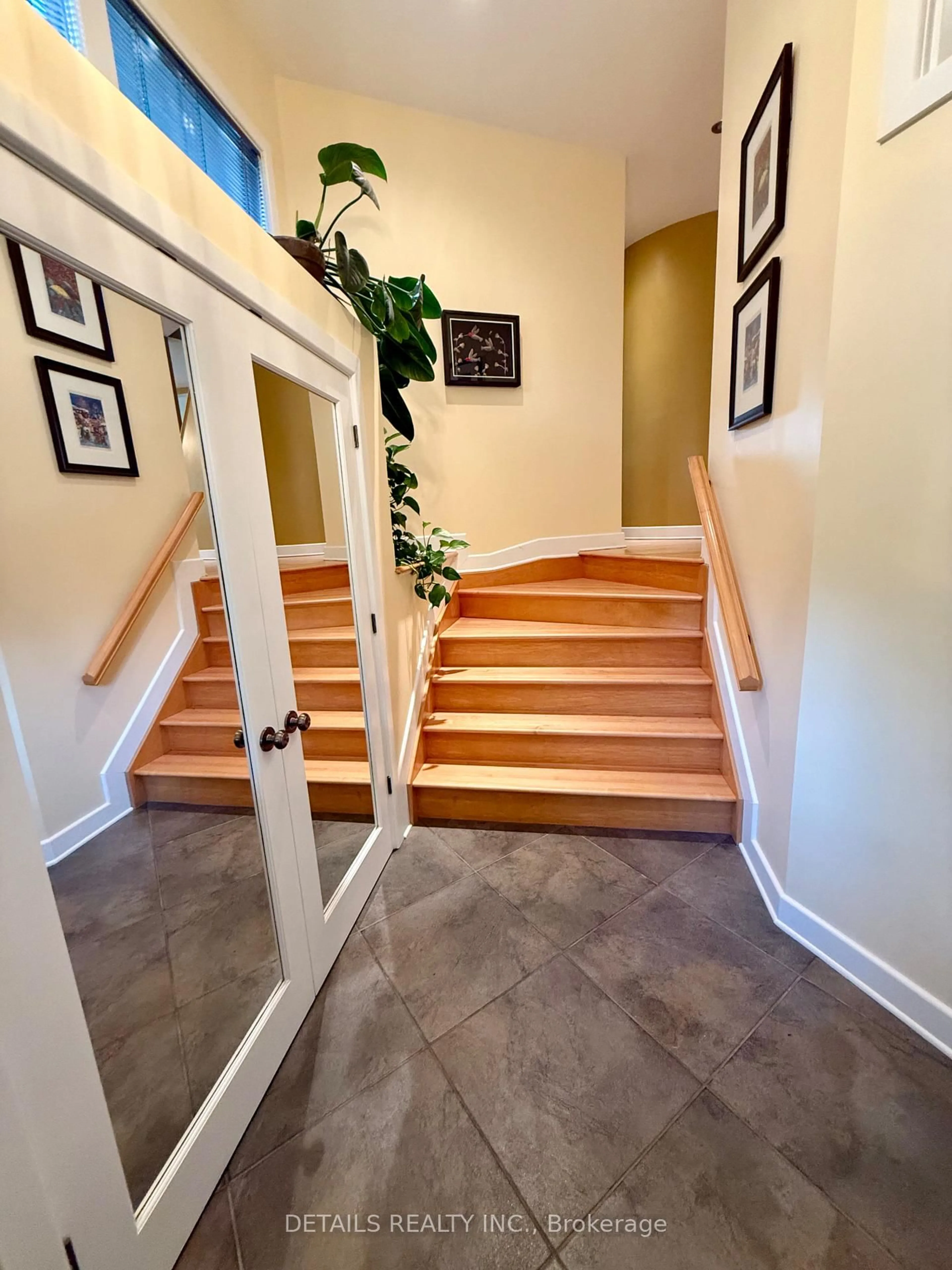 Indoor entryway for 46 Marsh Sparrow Private, Kanata Ontario K2K 3P2