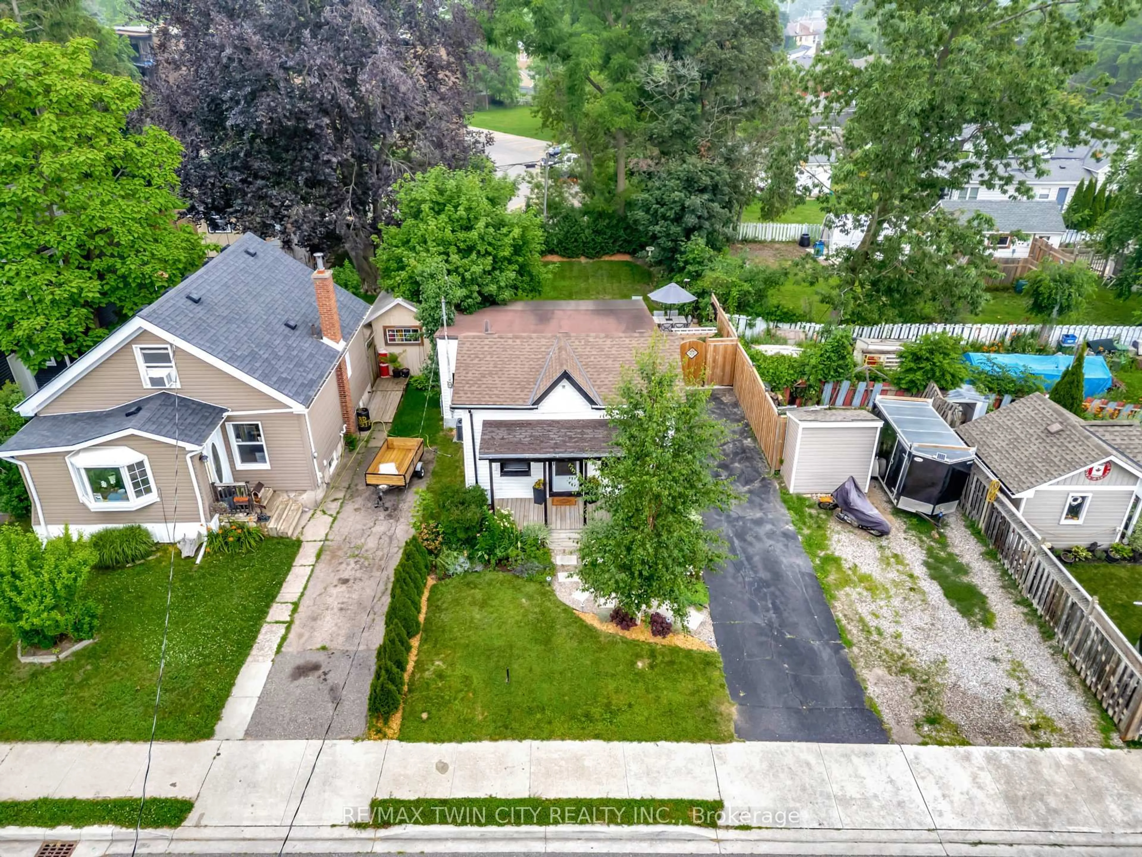 A pic from outside/outdoor area/front of a property/back of a property/a pic from drone, street for 128 Francis St, Cambridge Ontario N1S 2A3