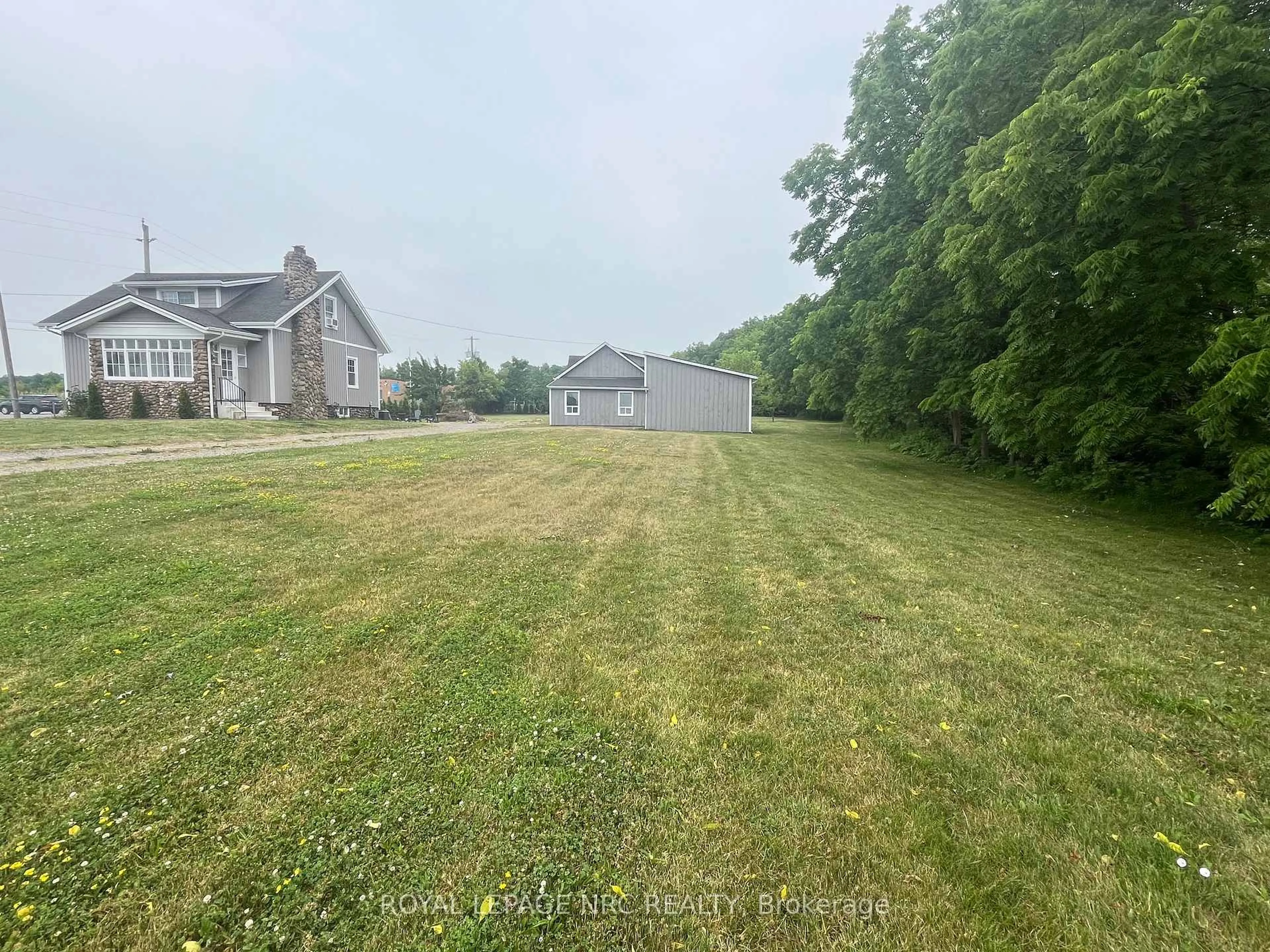 A pic from outside/outdoor area/front of a property/back of a property/a pic from drone, unknown for 5706 KING St, Lincoln Ontario L0R 1B3