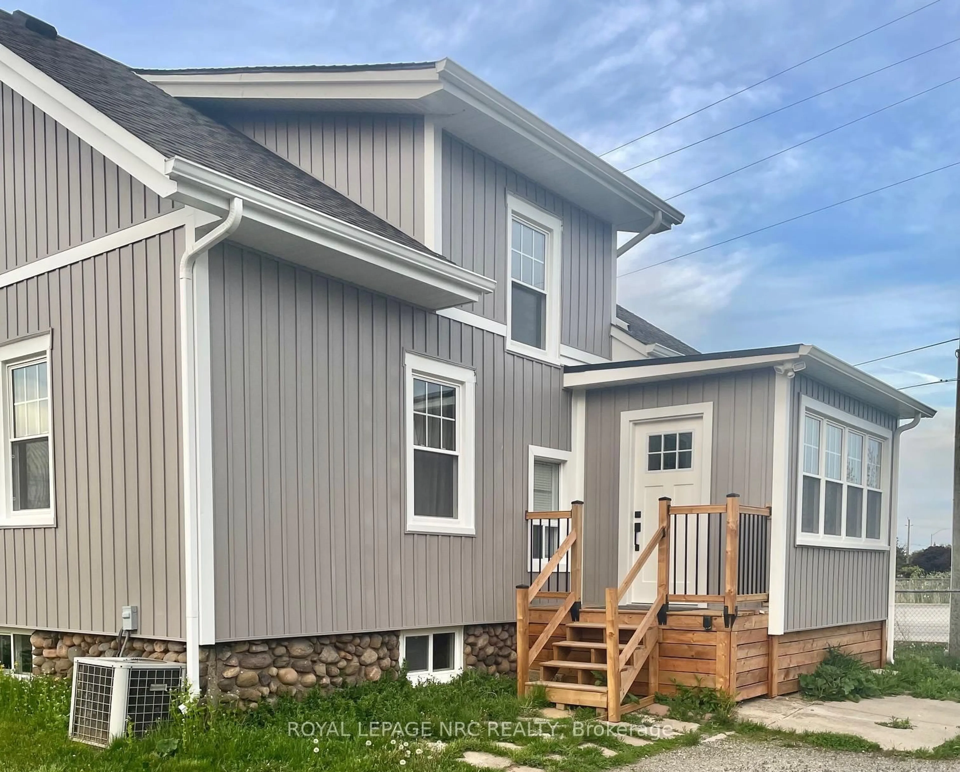Home with vinyl exterior material, building for 5706 KING St, Lincoln Ontario L0R 1B3