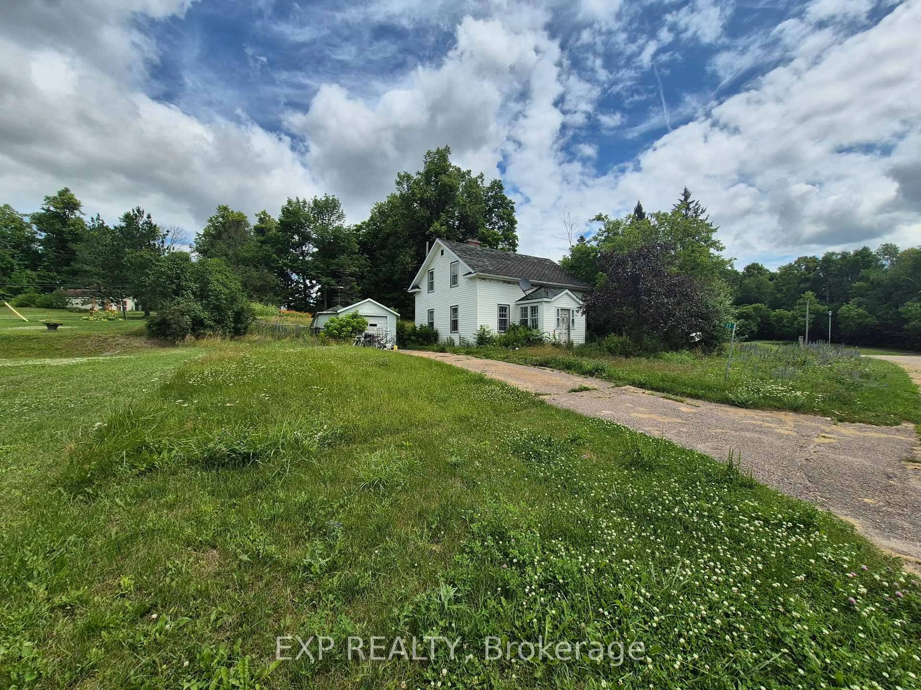 A pic from outside/outdoor area/front of a property/back of a property/a pic from drone, unknown for 27 Tammy Tr, Haley Station Ontario K0J 1Y0