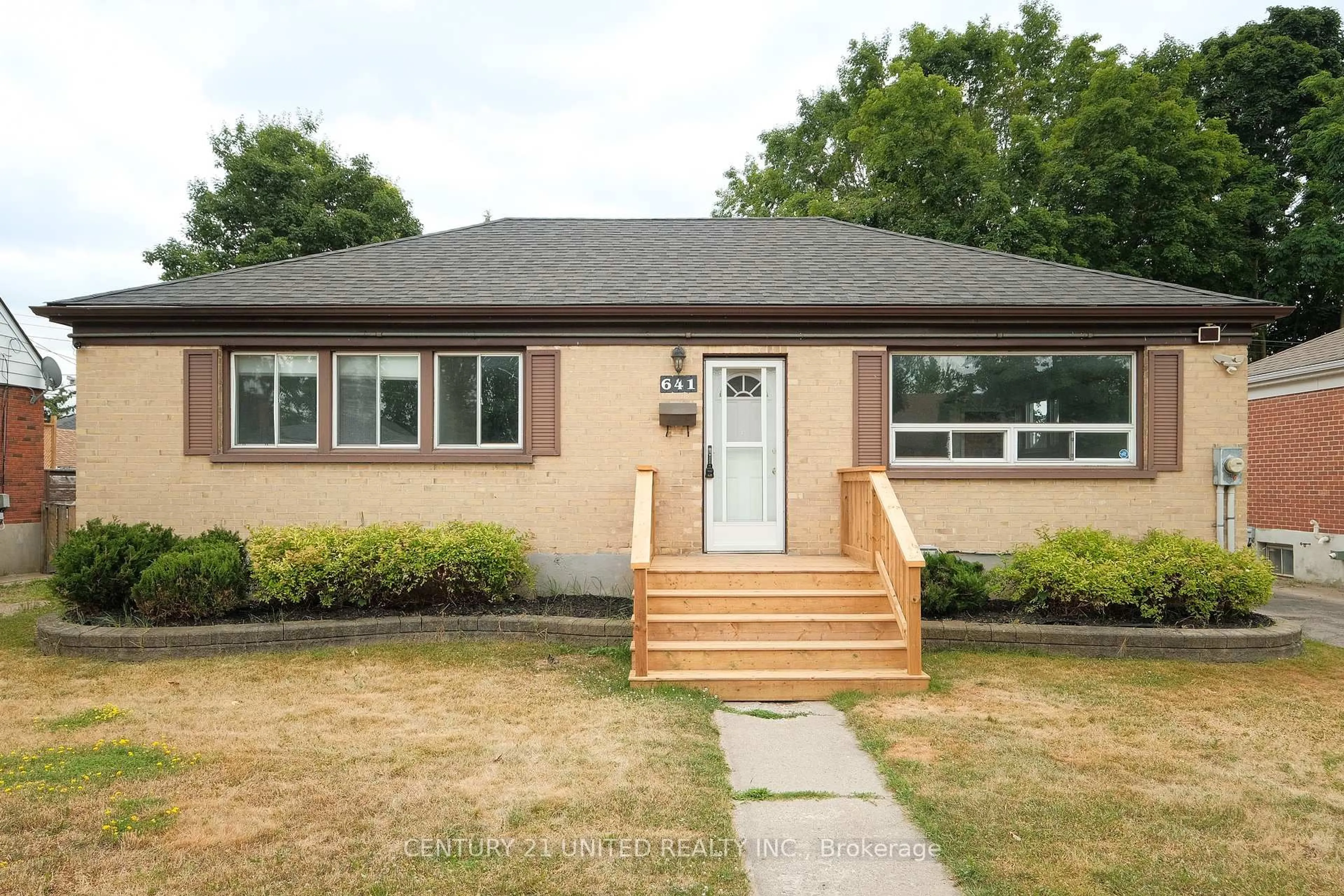 Home with vinyl exterior material, street for 641 Bellaire St, Peterborough South Ontario K9J 3Y5