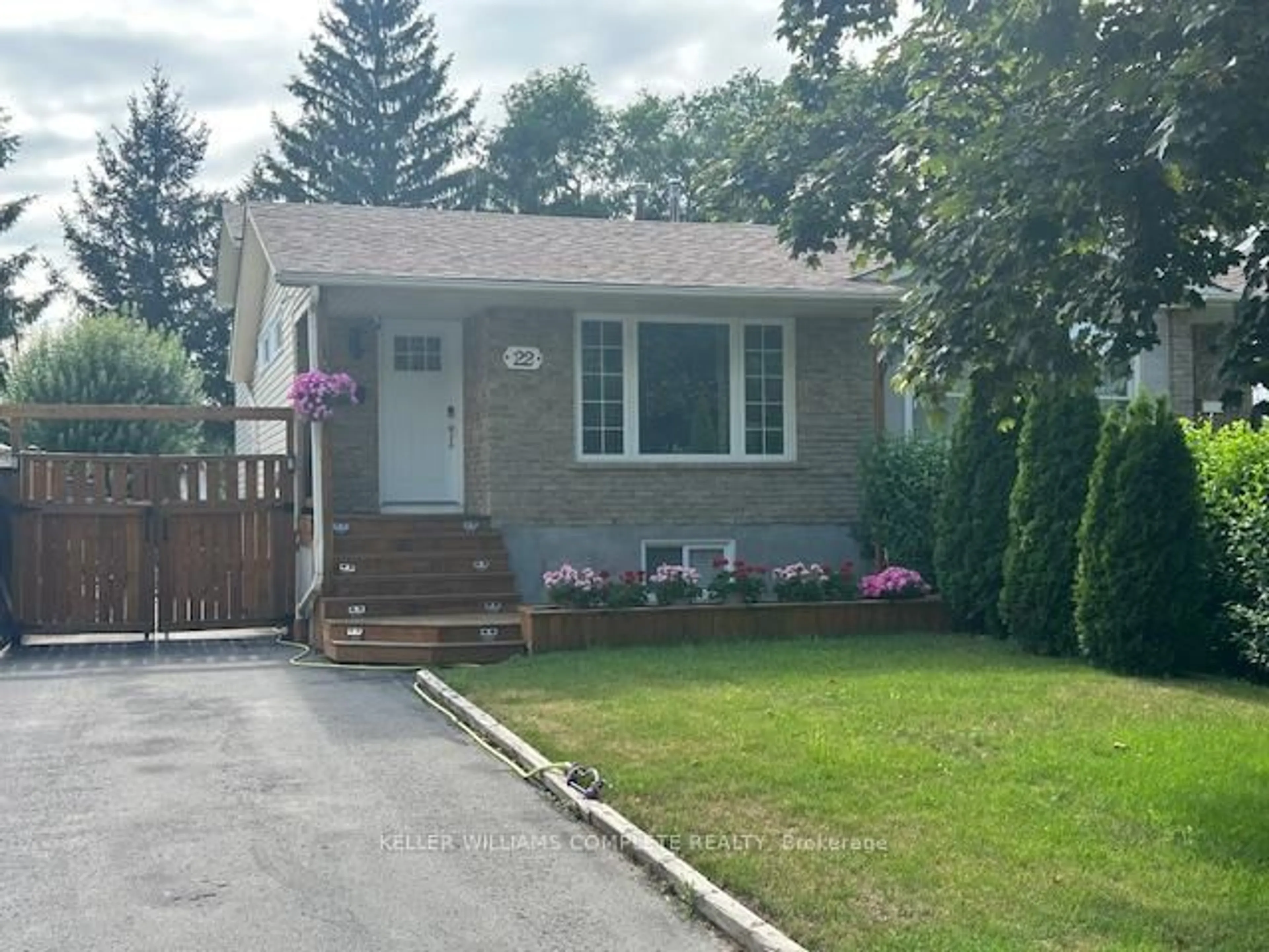 Home with vinyl exterior material, street for 22 OAKMEADOW Pl, St. Catharines Ontario L2N 5X7
