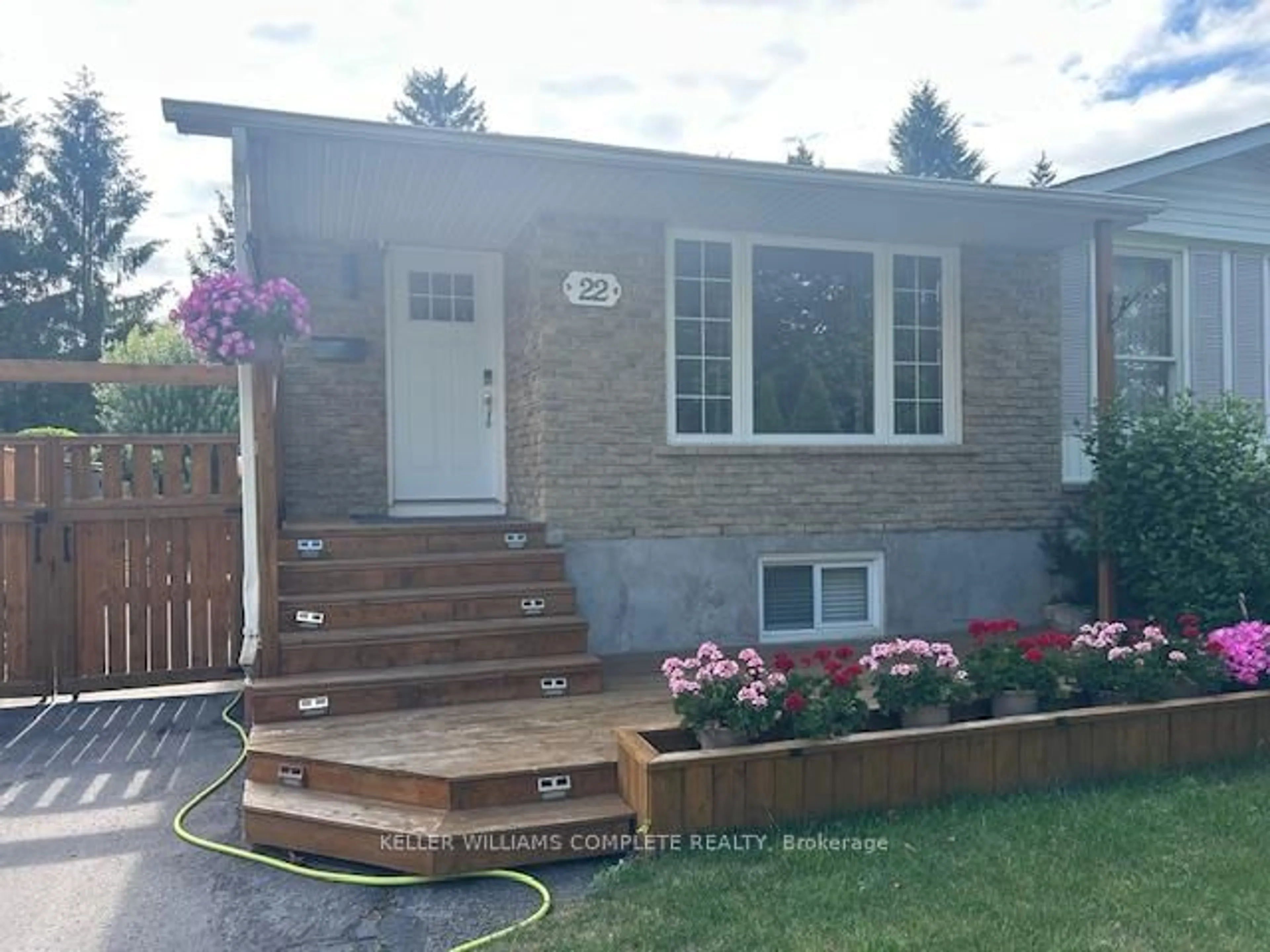 Home with vinyl exterior material, street for 22 OAKMEADOW Pl, St. Catharines Ontario L2N 5X7