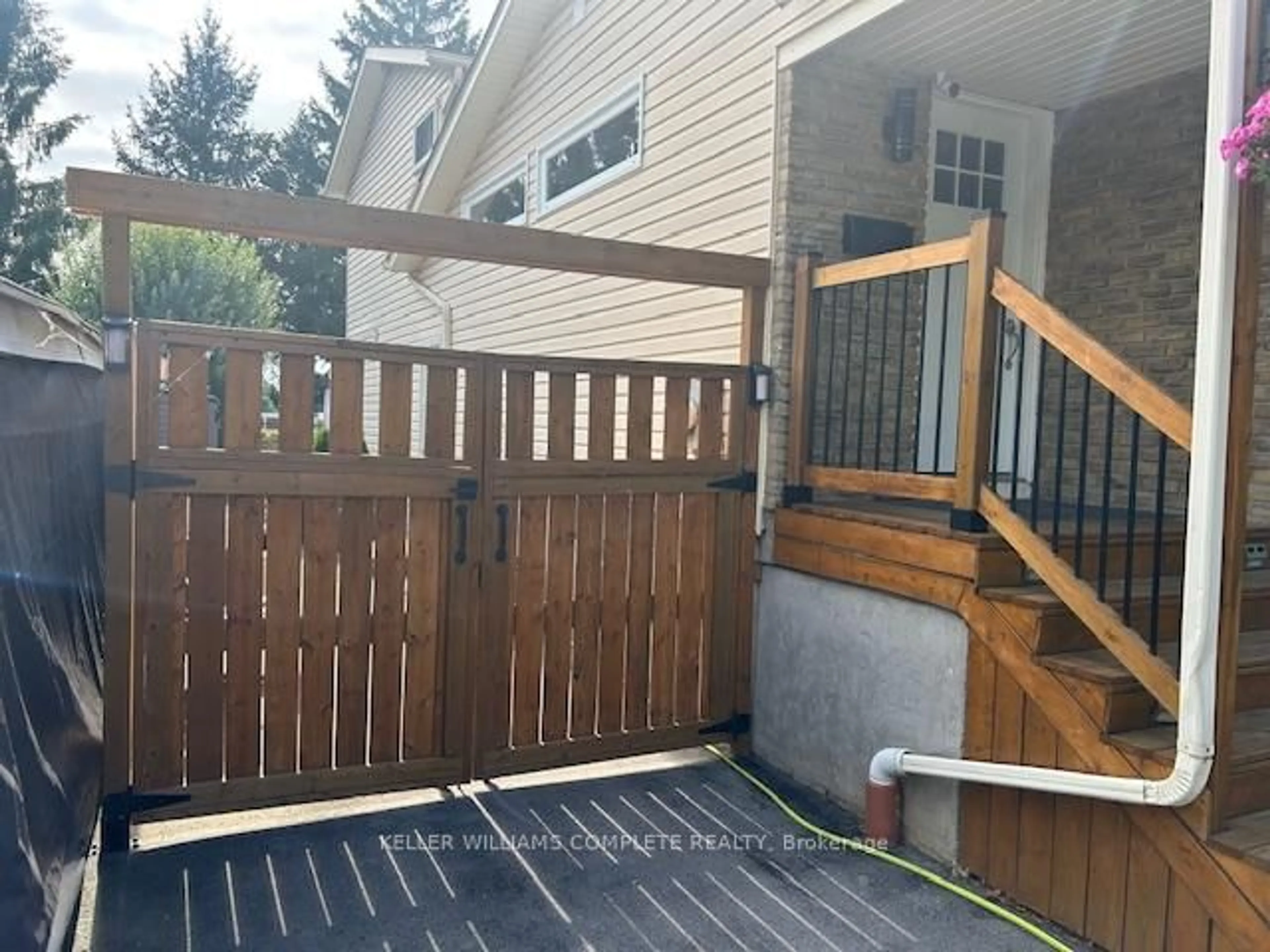 Patio, street for 22 OAKMEADOW Pl, St. Catharines Ontario L2N 5X7