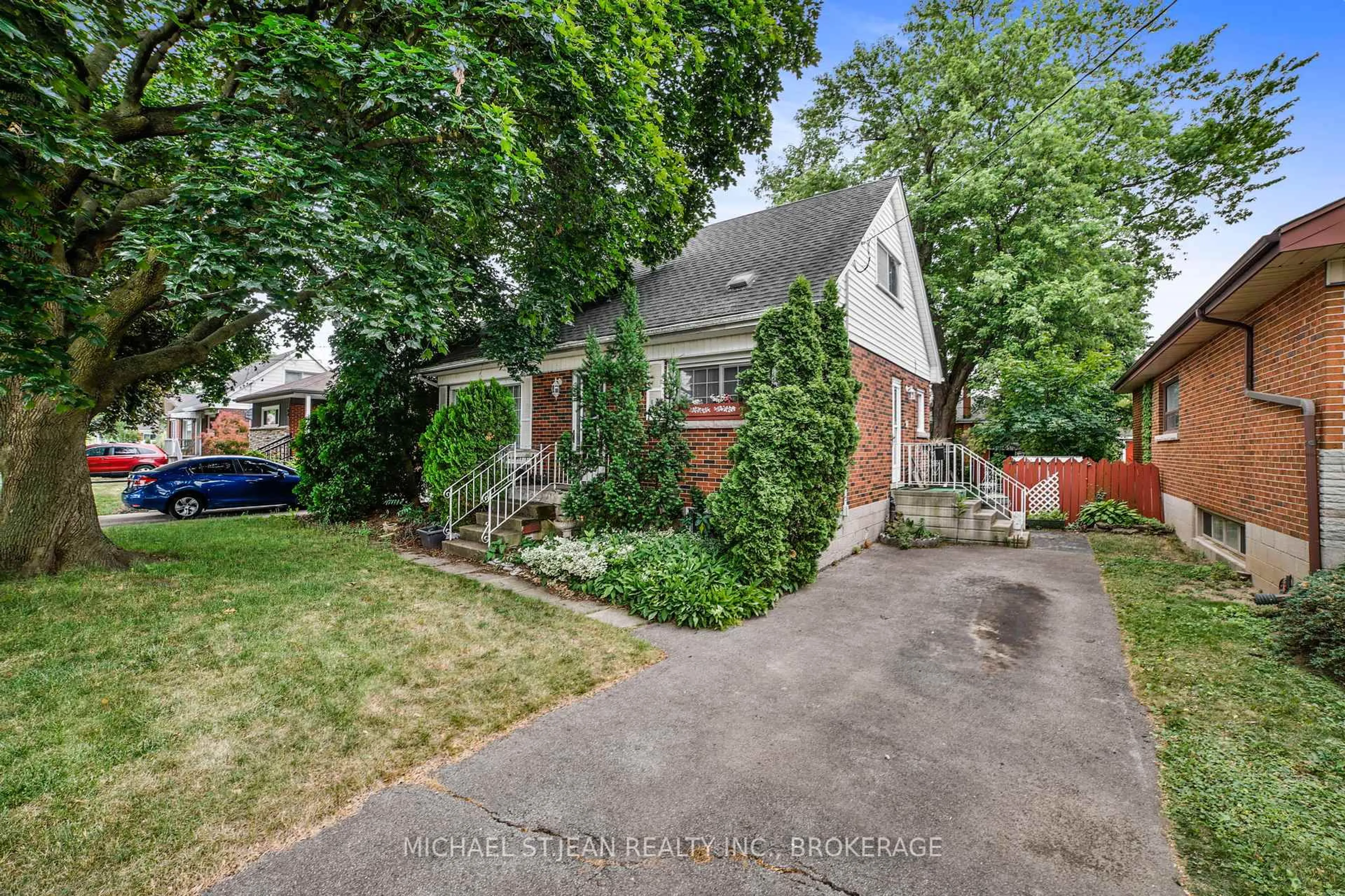Home with brick exterior material, street for 46 Hardale Cres, Hamilton Ontario L8T 1X8