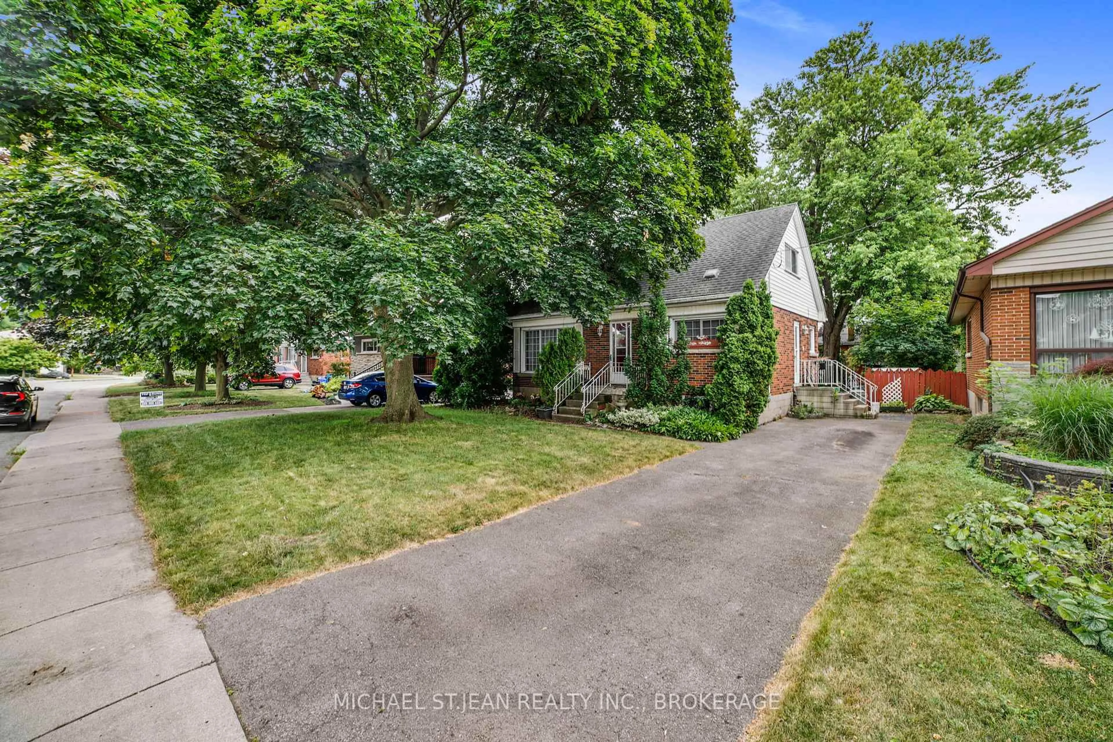 A pic from outside/outdoor area/front of a property/back of a property/a pic from drone, street for 46 Hardale Cres, Hamilton Ontario L8T 1X8
