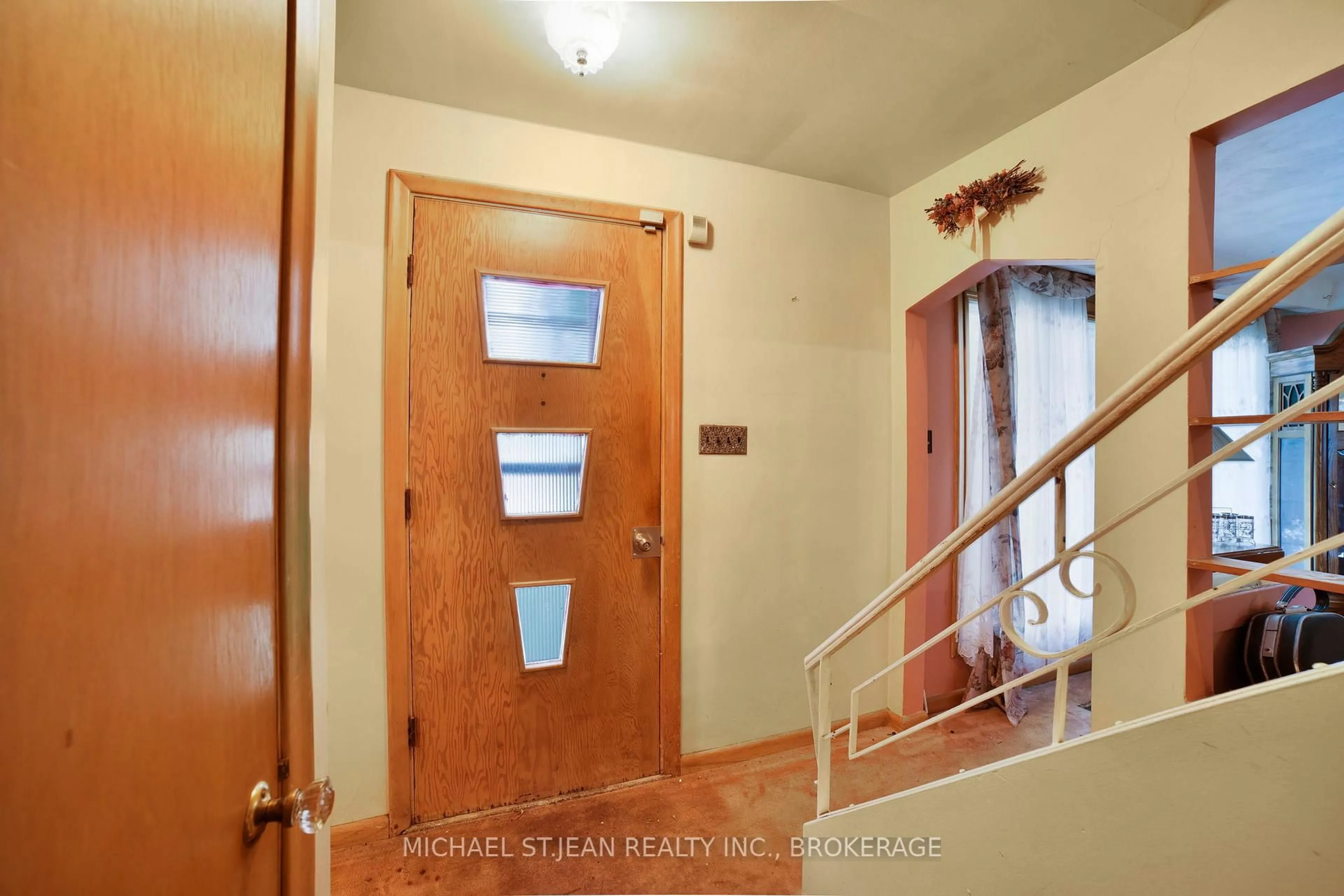 Indoor entryway for 46 Hardale Cres, Hamilton Ontario L8T 1X8