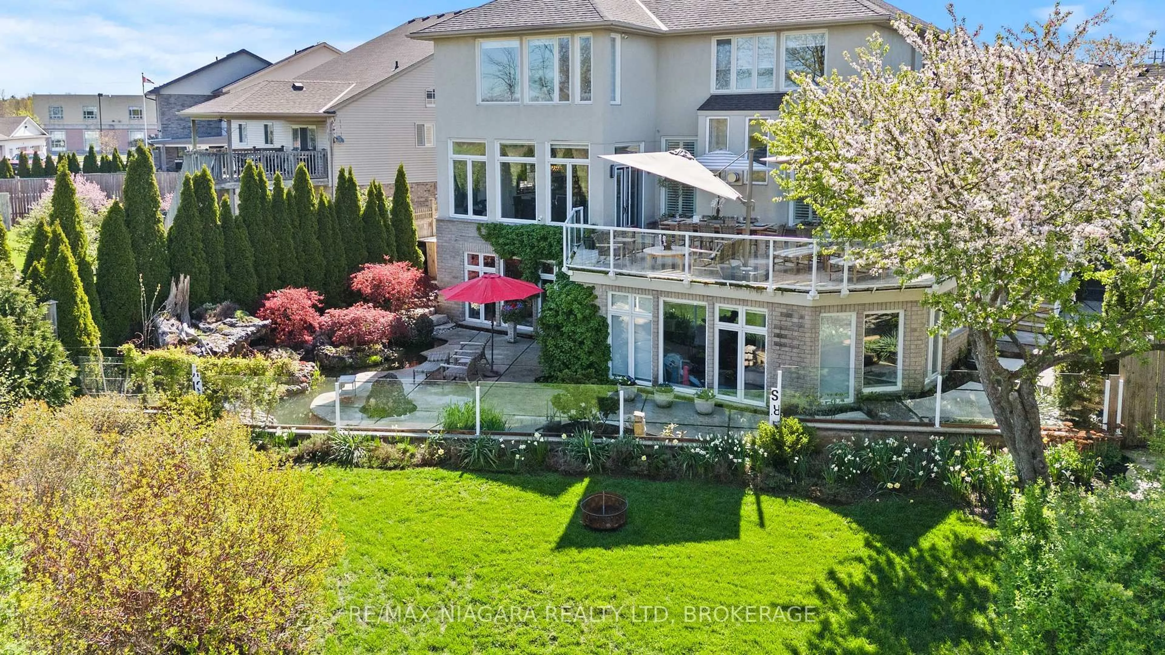 A pic from outside/outdoor area/front of a property/back of a property/a pic from drone, water/lake/river/ocean view for 8319 VEGTER Crt, Niagara Falls Ontario L2H 3M1